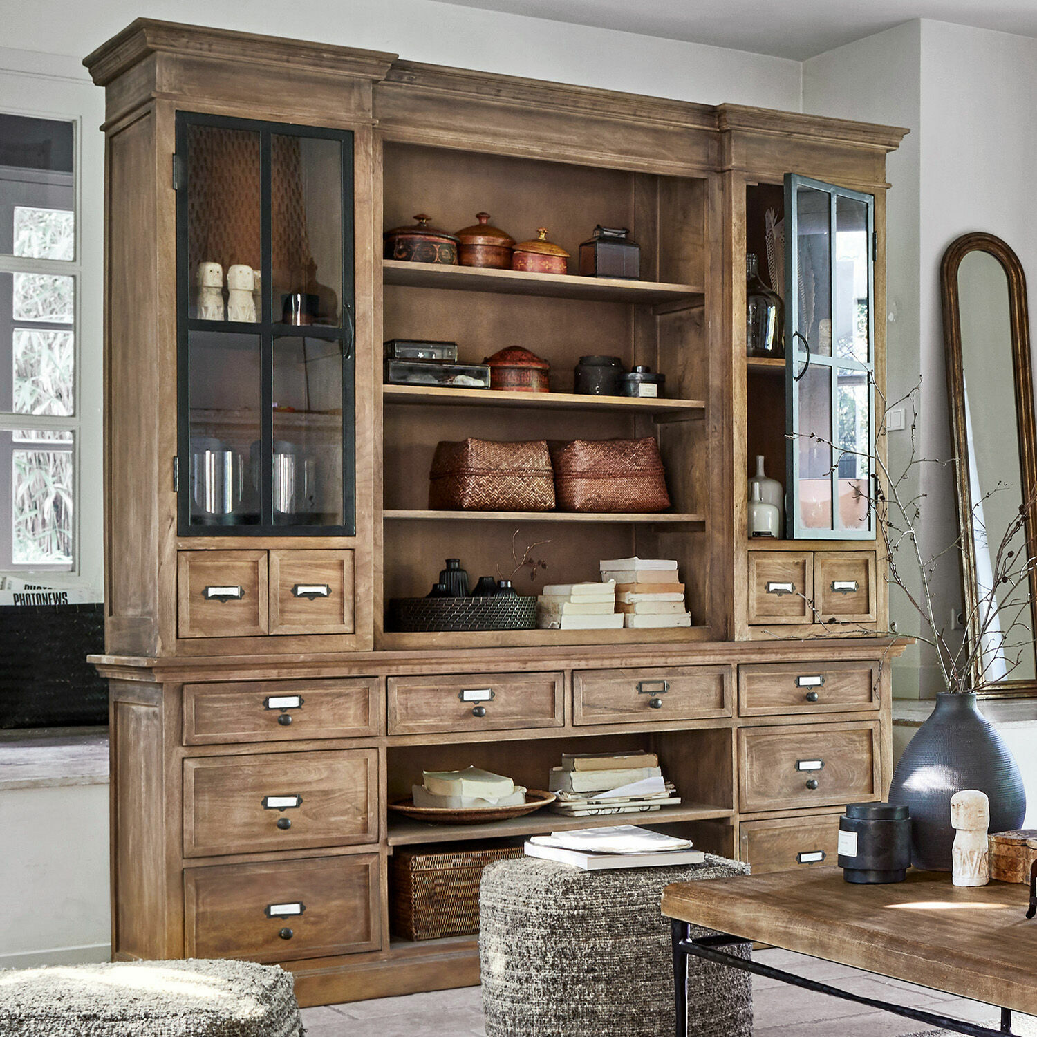 Credenza con cristalliera Horsens Grande vetrina in legno naturale con cassetti e ante in vetro in soggiorno luminoso