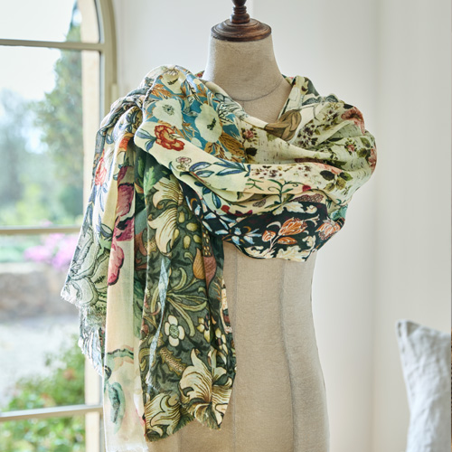 Sciarpa colorata con motivo floreale su manichino, tessuto leggero, accessorio di moda