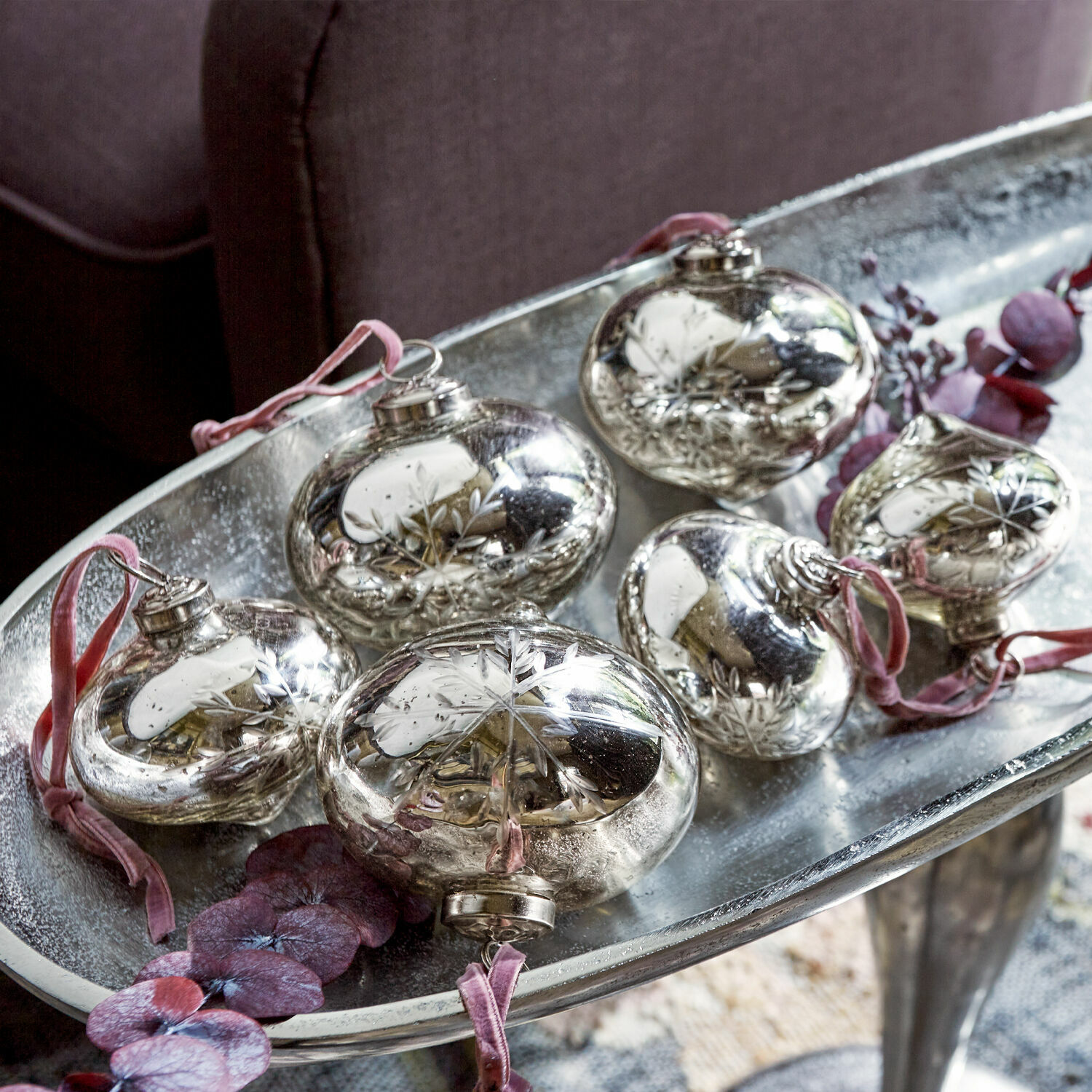 Set di 6 palline natalizie Isaulie Decorazioni natalizie argentate con motivo fiocco di neve su nastri rosa su vassoio metallico decorativo