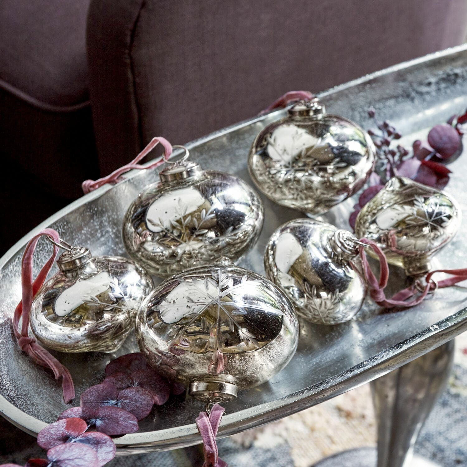 Set di 6 palline natalizie Isaulie Decorazioni natalizie argentate con motivo fiocco di neve su nastri rosa su vassoio metallico decorativo