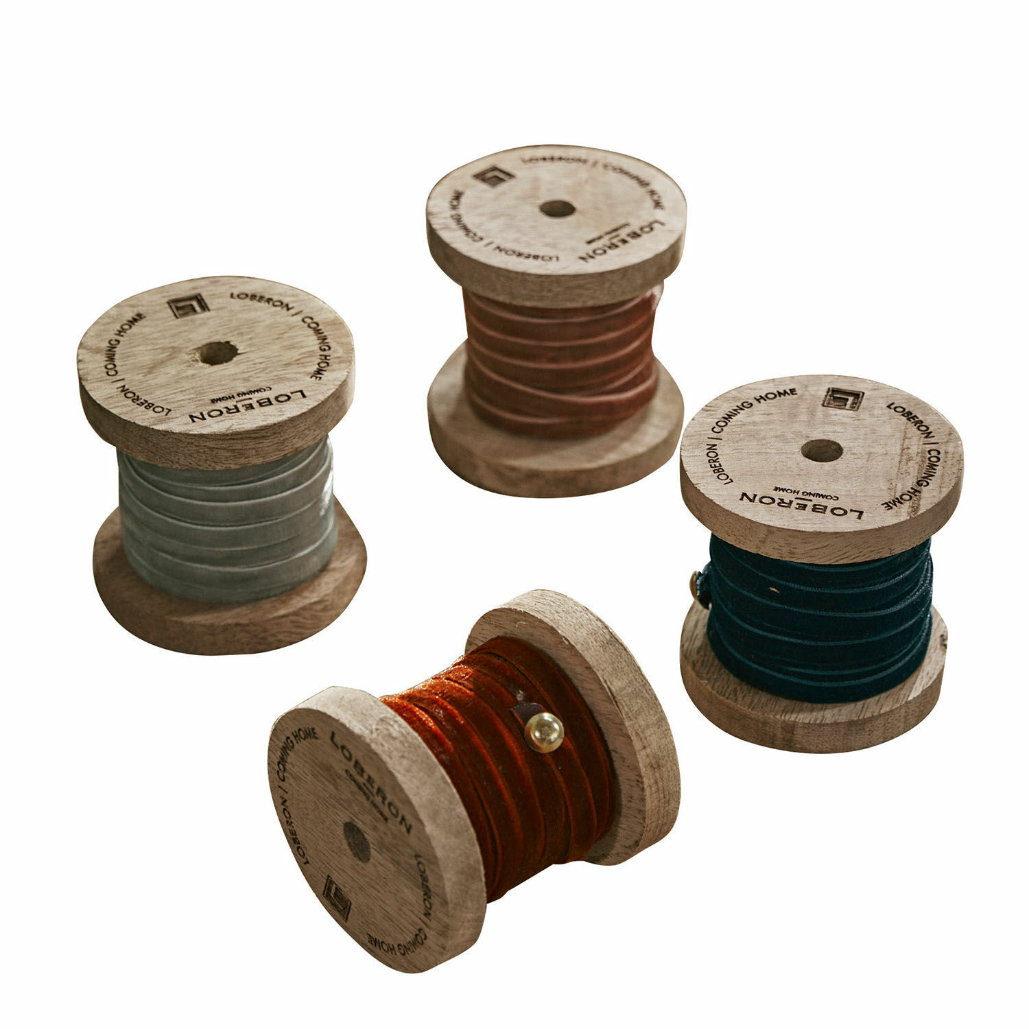 Set di 4 nastri di velluto Hilary Set di quattro rocchetti in legno con cordoncini colorati per decorazioni e artigianato