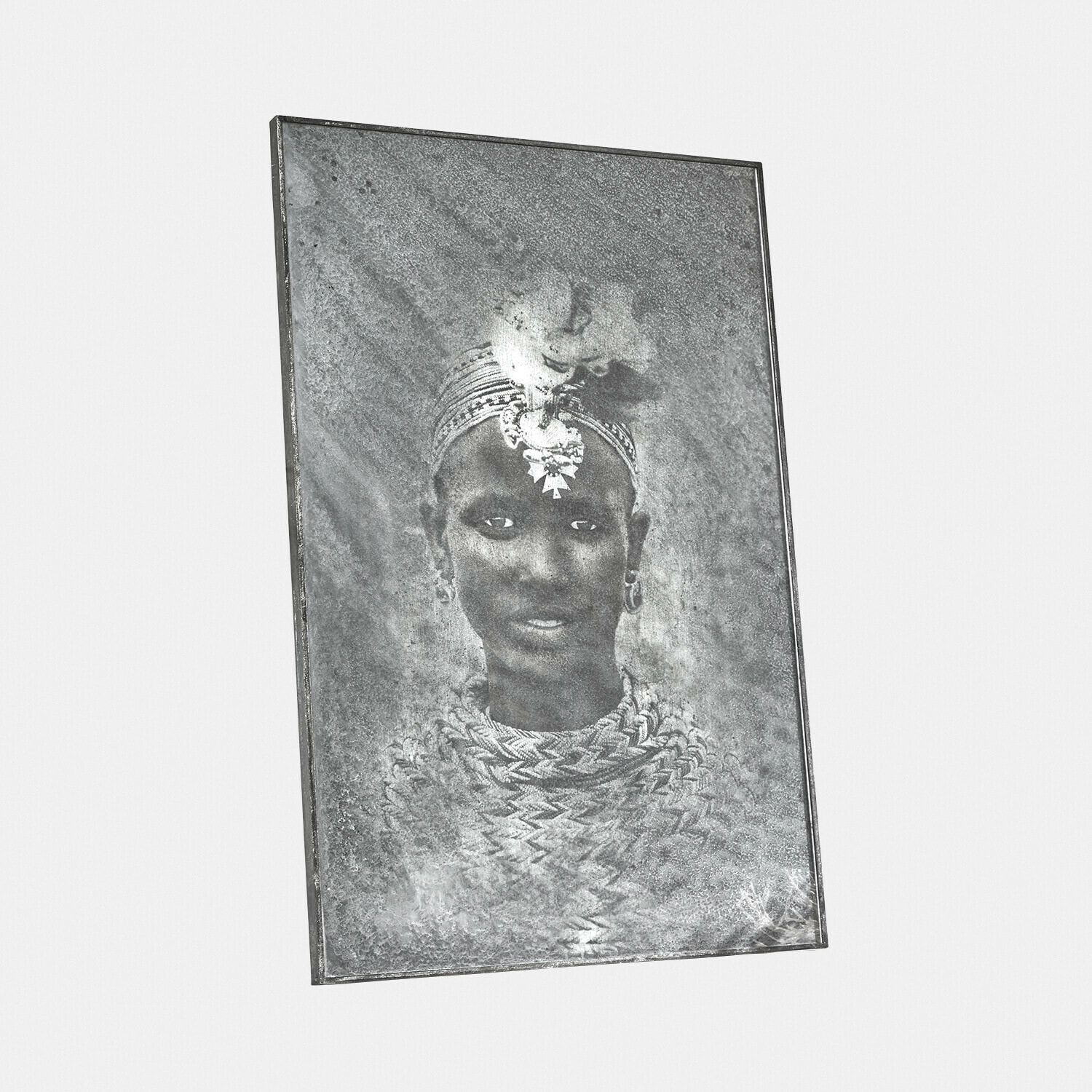 Specchio decorato Rashira Ritratto in bianco e nero di donna con gioielli tradizionali e ornamento sulla testa su lastra metallica decorativa