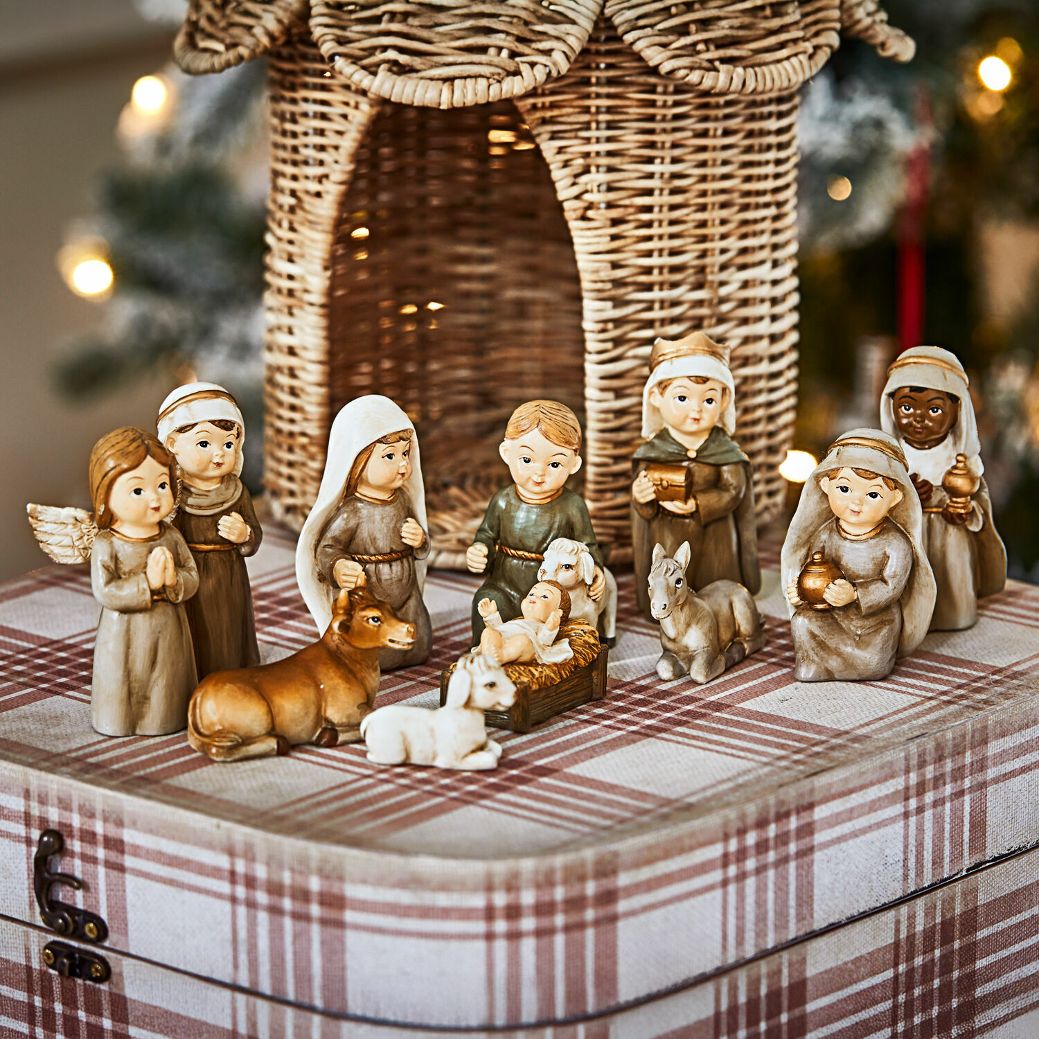 Set di 11 statuine natalizie Kittalee Figure del presepe in ceramica dai colori naturali su sfondo a quadri per decorazioni natalizie