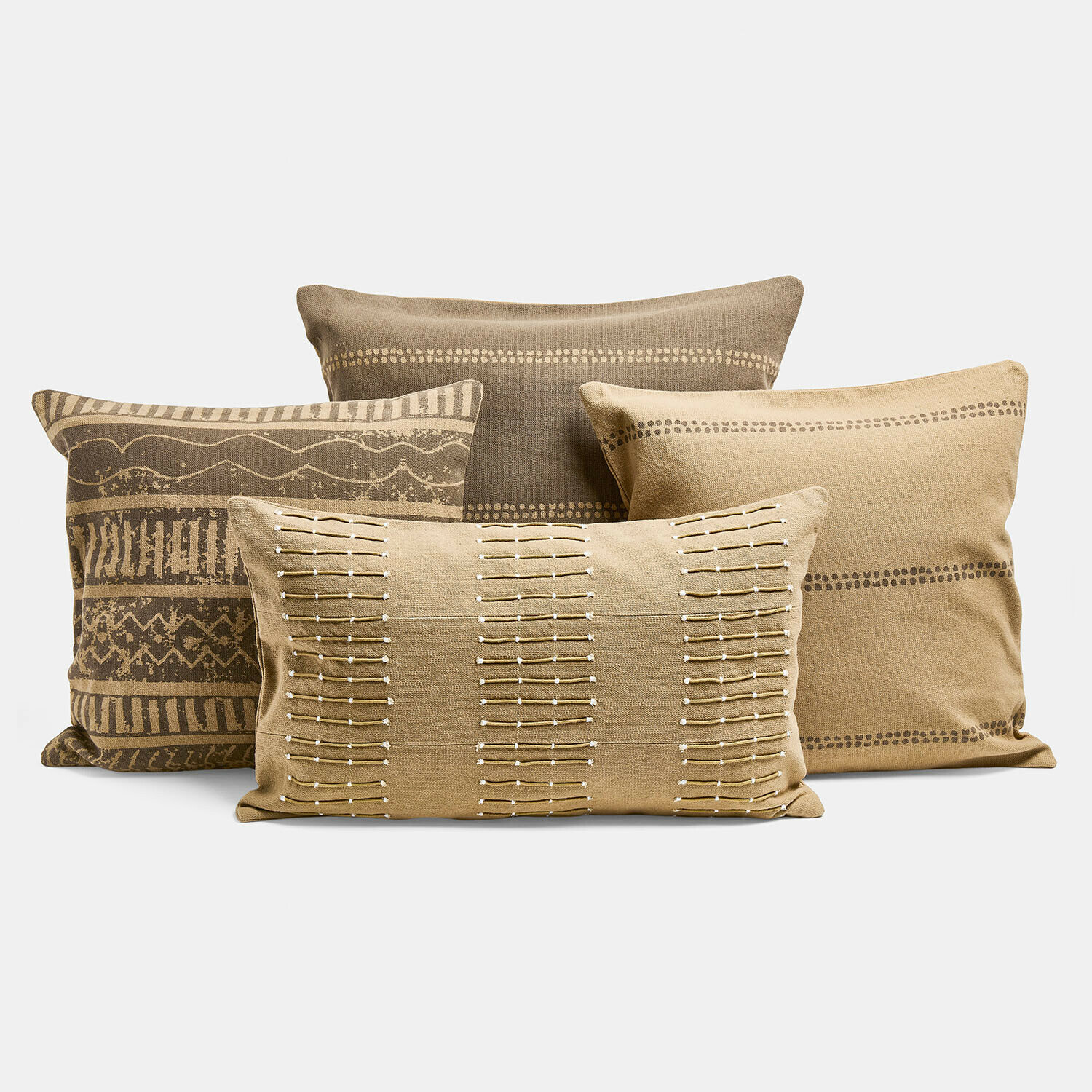 Set di 4 copricuscini Patti Set di quattro cuscini decorativi in cotone beige e marrone con motivi geometrici per il soggiorno