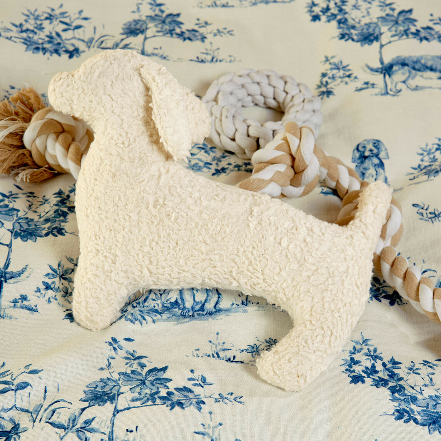 Giocattolo per cani in peluche beige a forma di cane con corda di cotone intrecciata