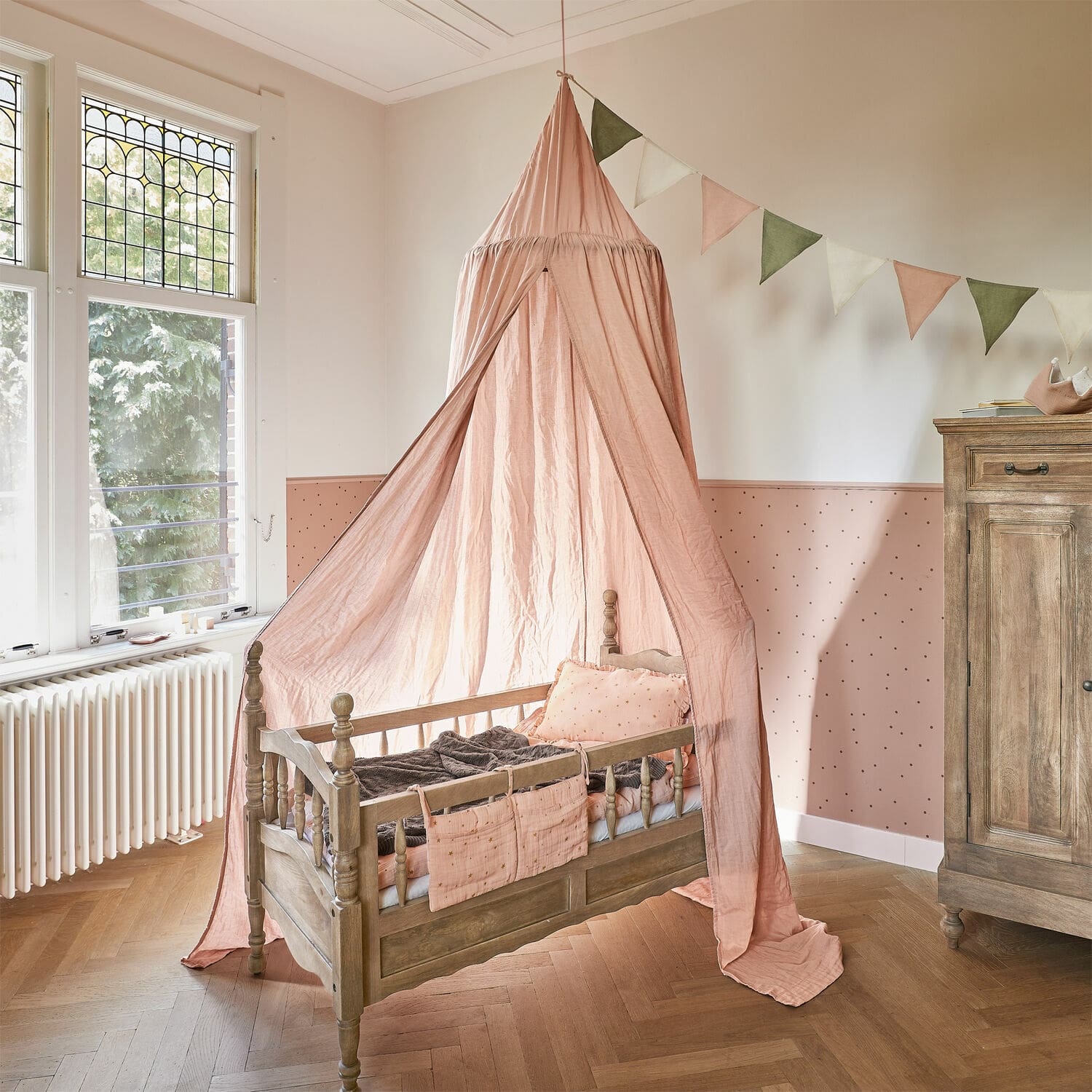 Baldacchino per letto Lisonne Lettino in legno con baldacchino rosa e cuscini decorativi in camera luminosa per bambini