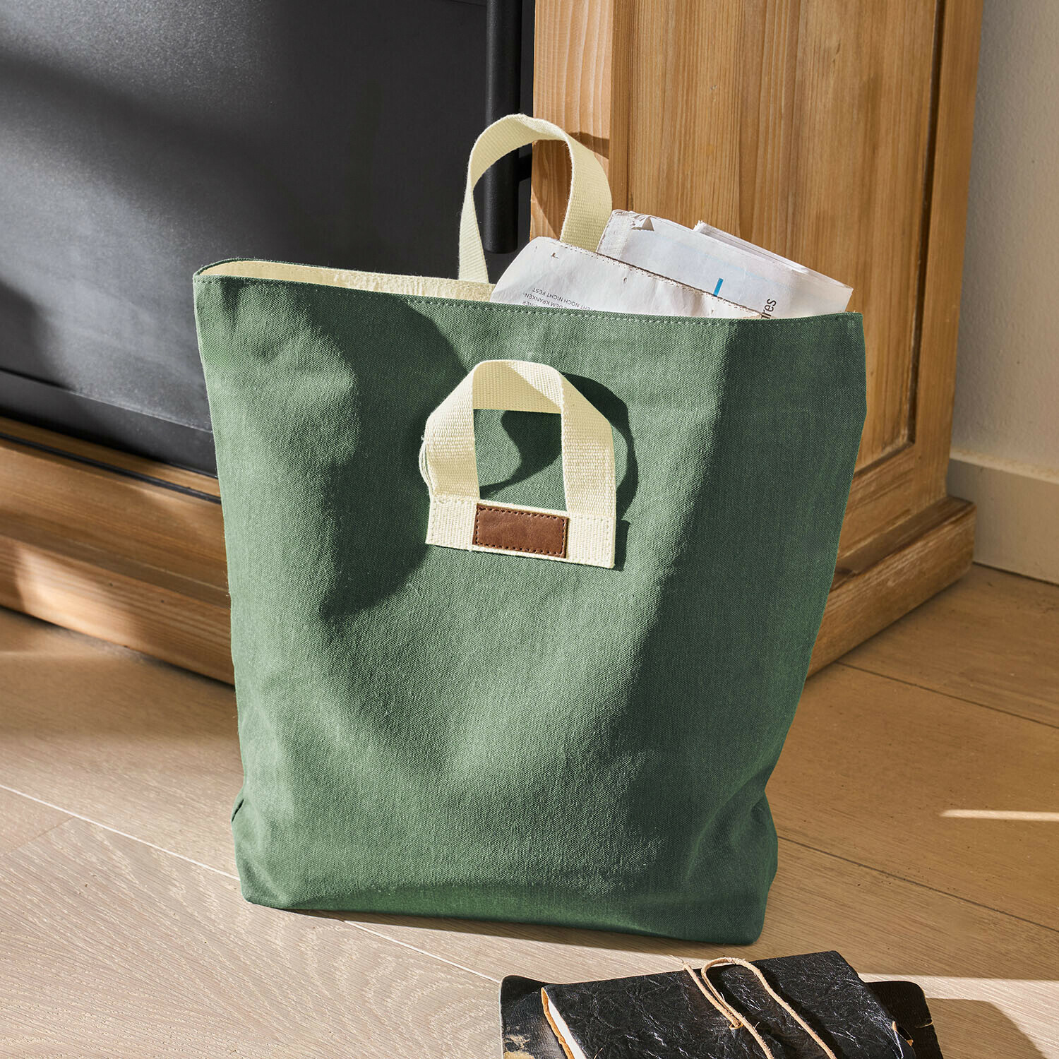 Borsa verde in cotone con manici crema e patch marrone, perfetta per la spesa o per riporre oggetti