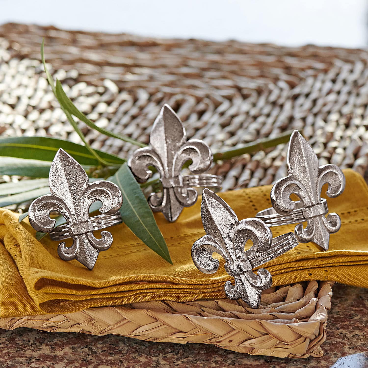 Set di 4 portatovaglioli ad anello Fleur De Lis Anelli portatovaglioli in metallo argento con motivo giglio su tessuto giallo e vassoio intrecciato