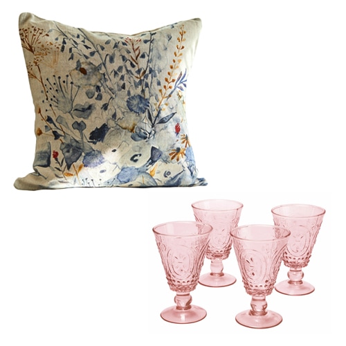 Cuscino decorativo con motivo floreale blu e marrone e set di quattro bicchieri rosa per bevande