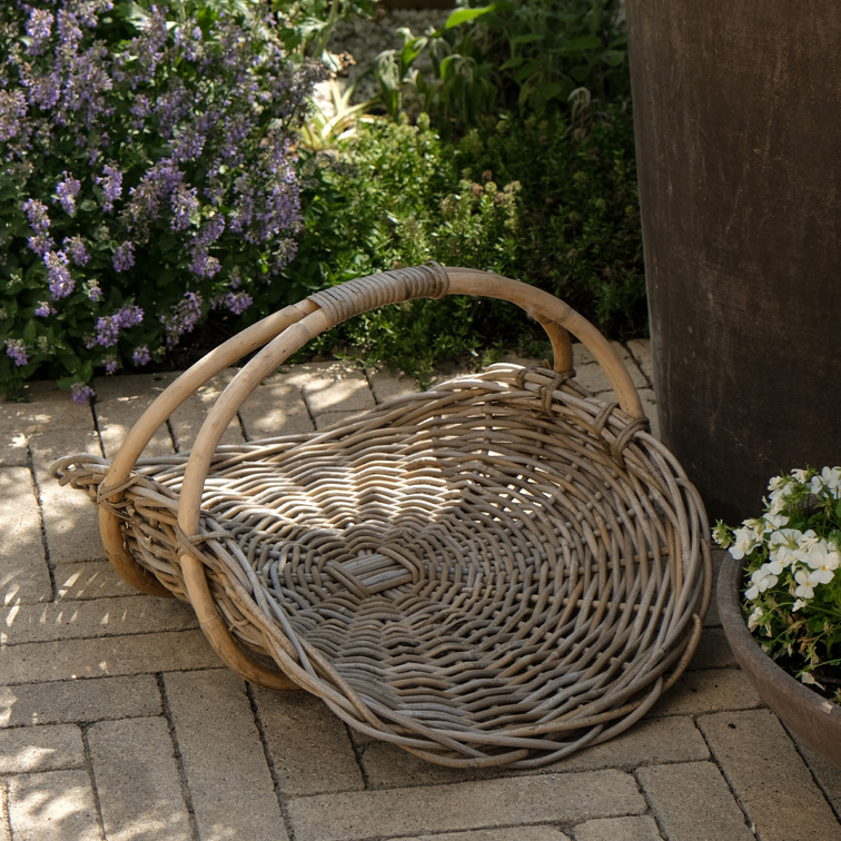 Cesto in vimini naturale con manico, perfetto per giardino o picnic