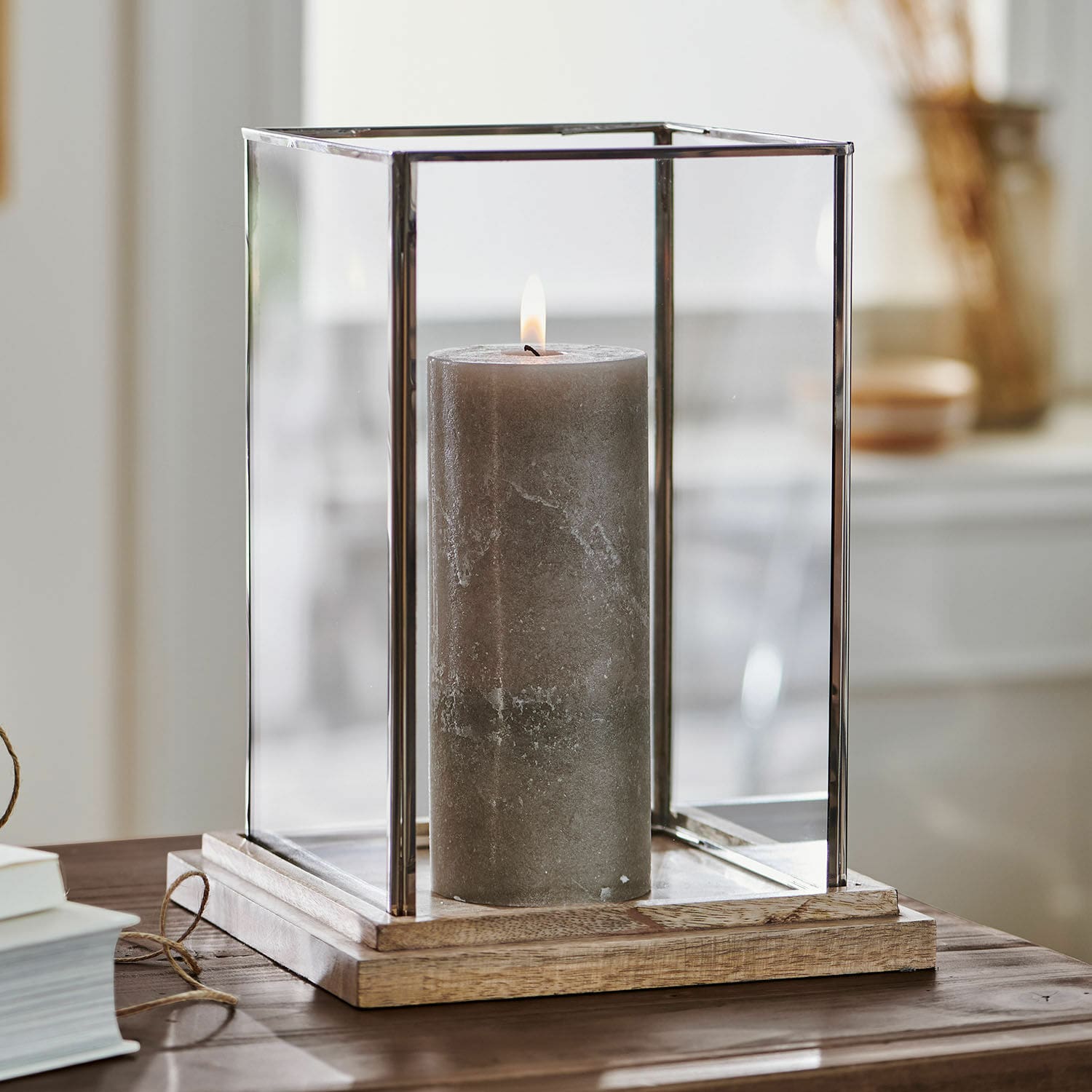 Portacandela Storrs Lanterna in vetro con base in legno e candela grigia, decorazione per interni, illuminazione