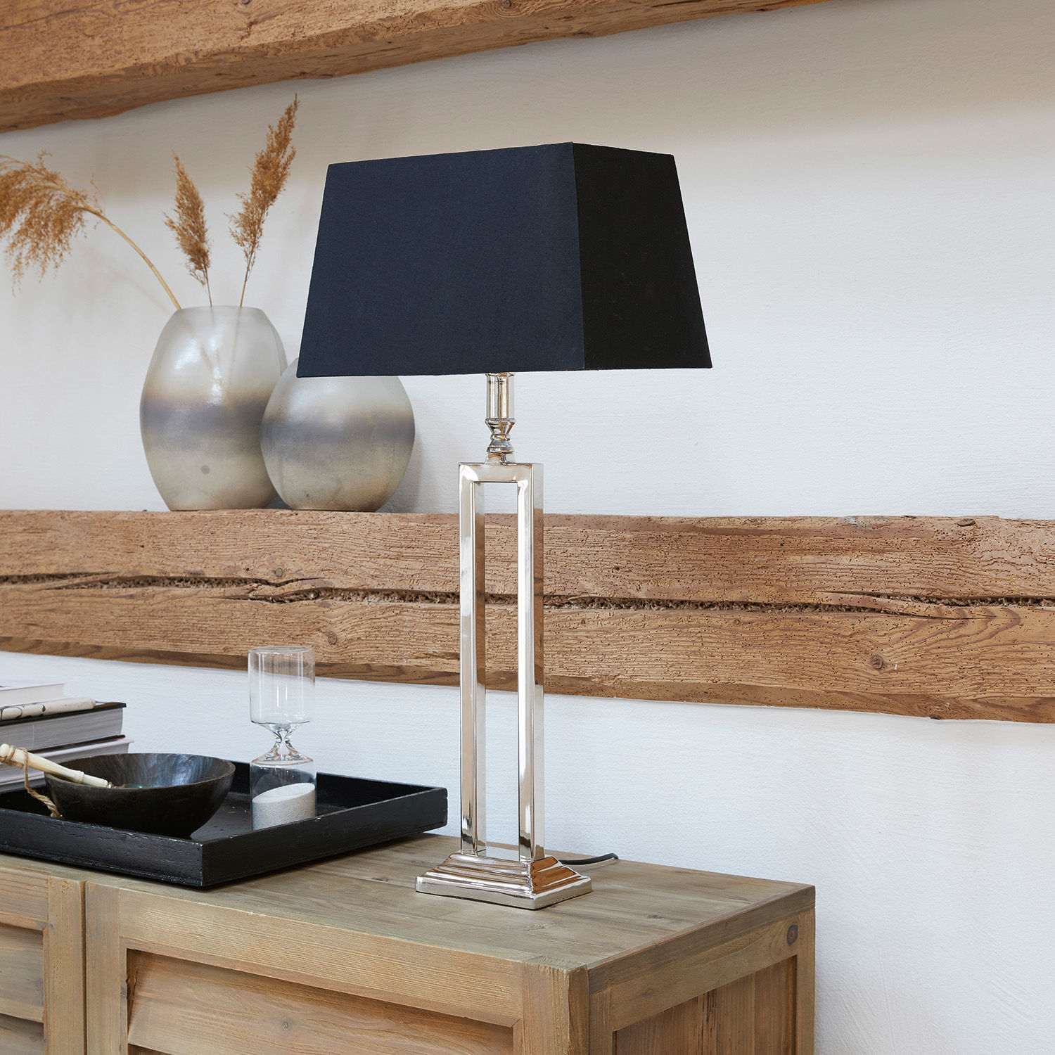Lampada da tavolo Kinshaa Lampada da tavolo elegante con base in metallo e paralume nero su mobile in legno chiaro