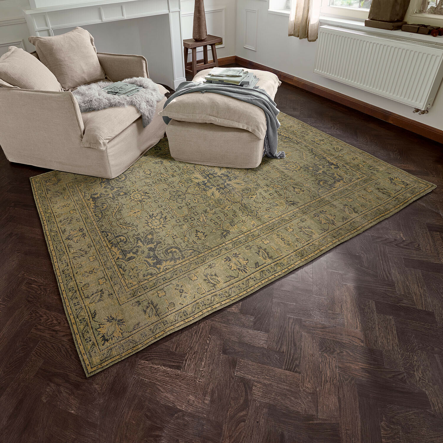 Tappeto Marouan Tappeto beige con motivo orientale su pavimento in legno scuro in soggiorno con poltrona beige