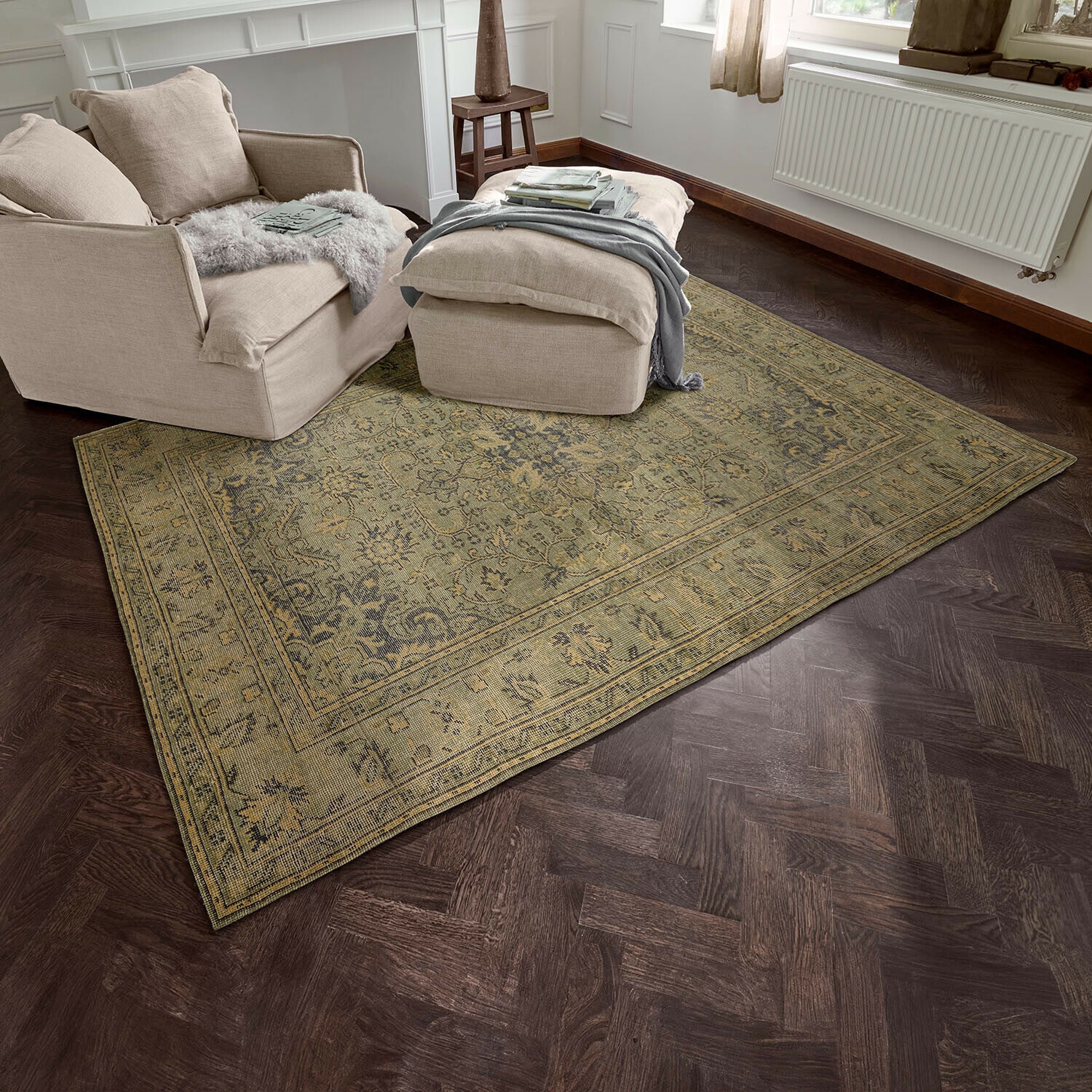 Tappeto Marouan Tappeto beige con motivo orientale su pavimento in legno scuro in soggiorno con poltrona beige