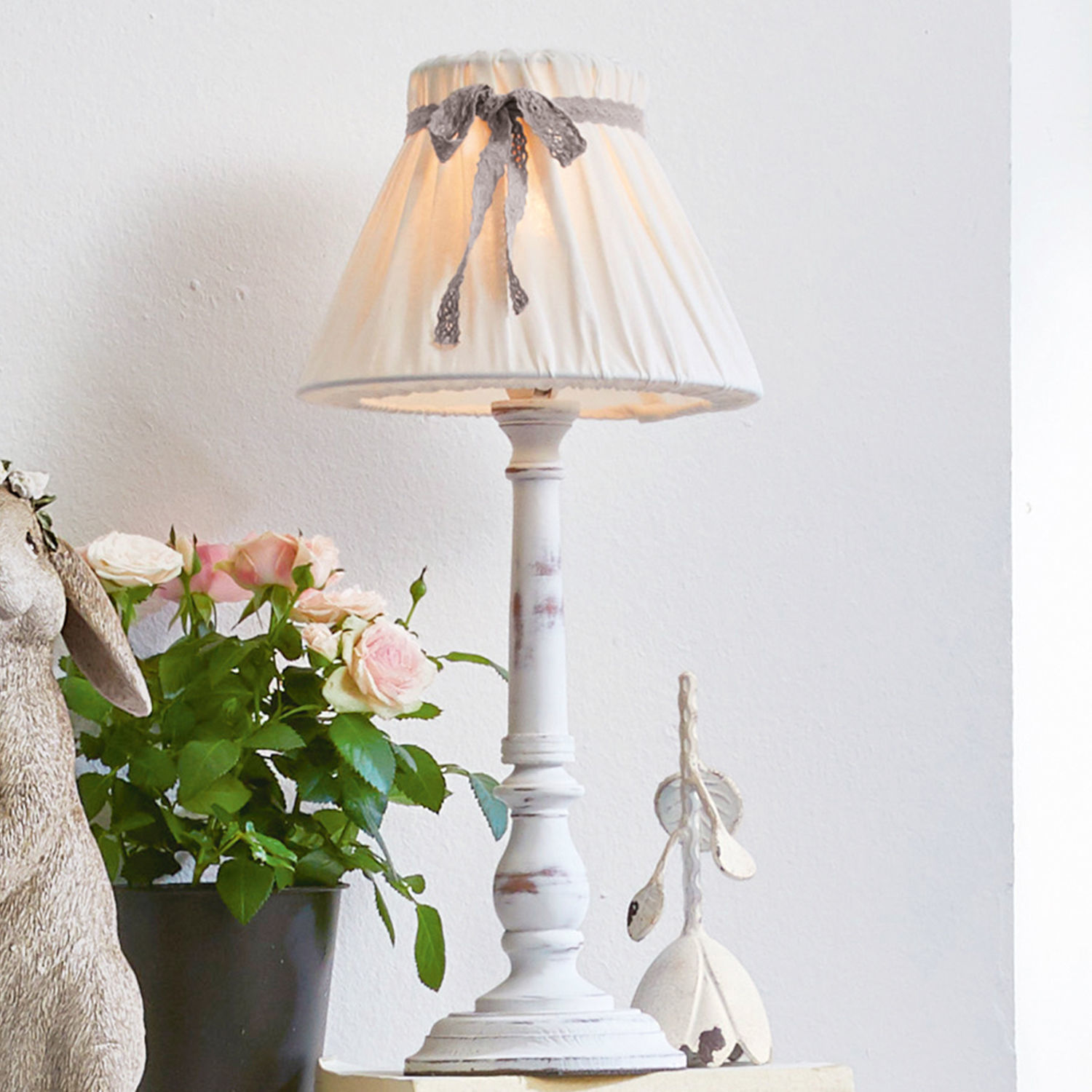 Lampada da tavolo Valentin Lampada da tavolo bianca con paralume in tessuto e fiocco decorativo, stile vintage per soggiorno