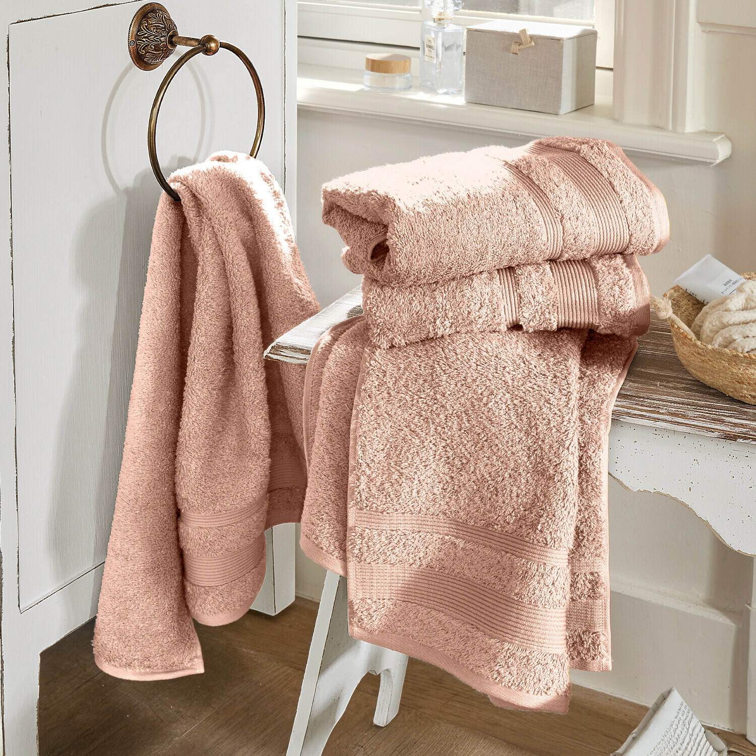 Set di 4 asciugamani Bourogne Asciugamani da bagno rosa in cotone su mobile bianco in bagno luminoso, morbidi e assorbenti