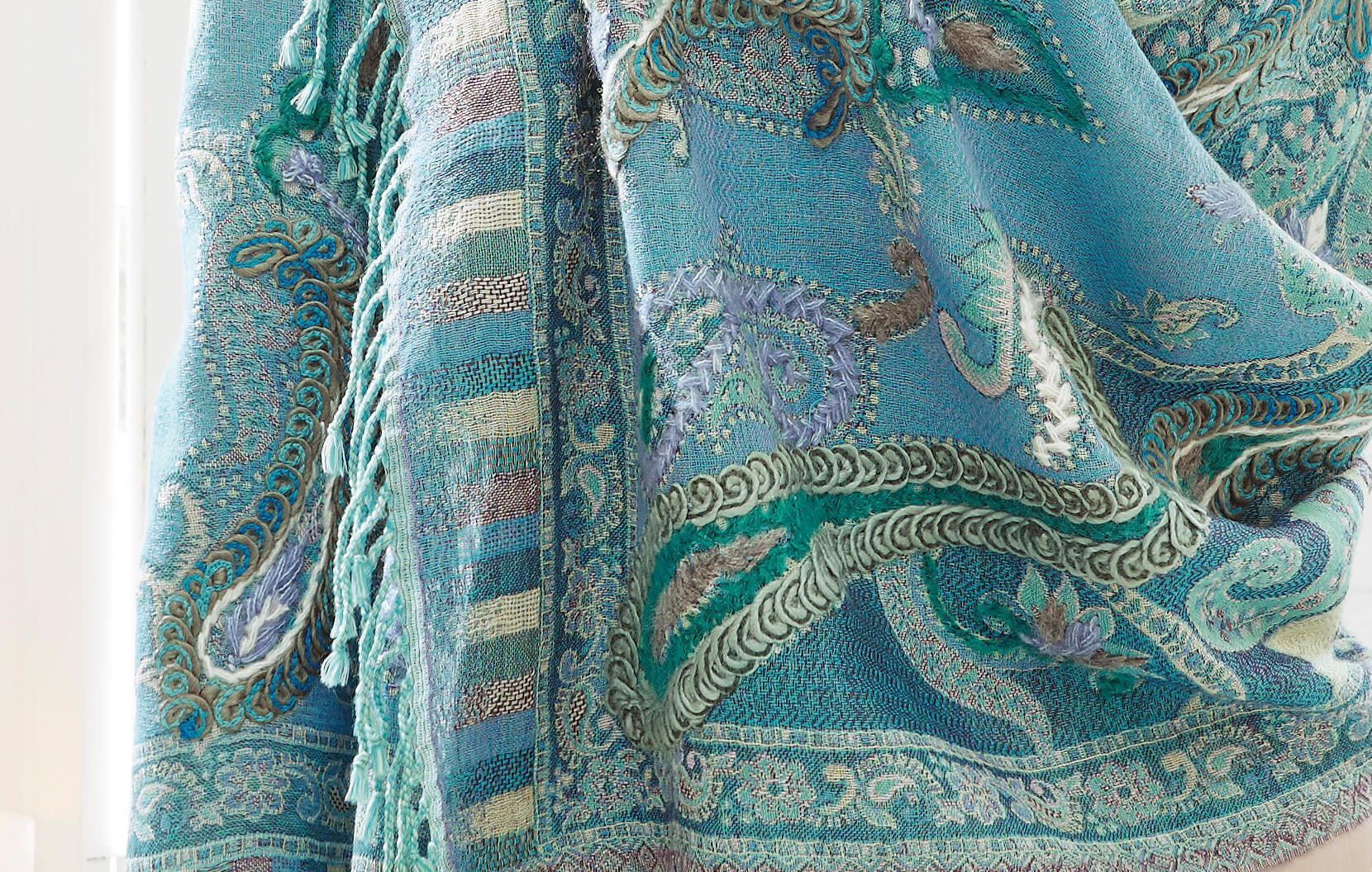 Coperta orientale turchese con frange e motivo, tessuto morbido, accessorio tessile decorativo per interni
