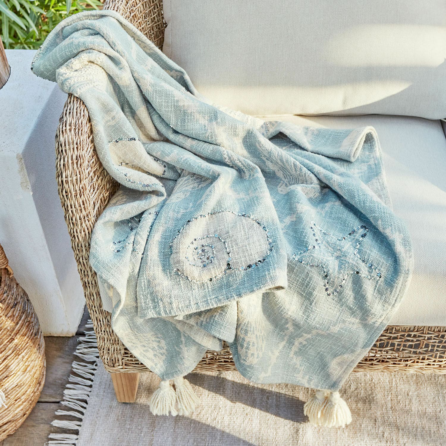 Plaid Calerand Coperta morbida in cotone azzurro chiaro con motivi di conchiglie e stella marina, decorativa e accogliente