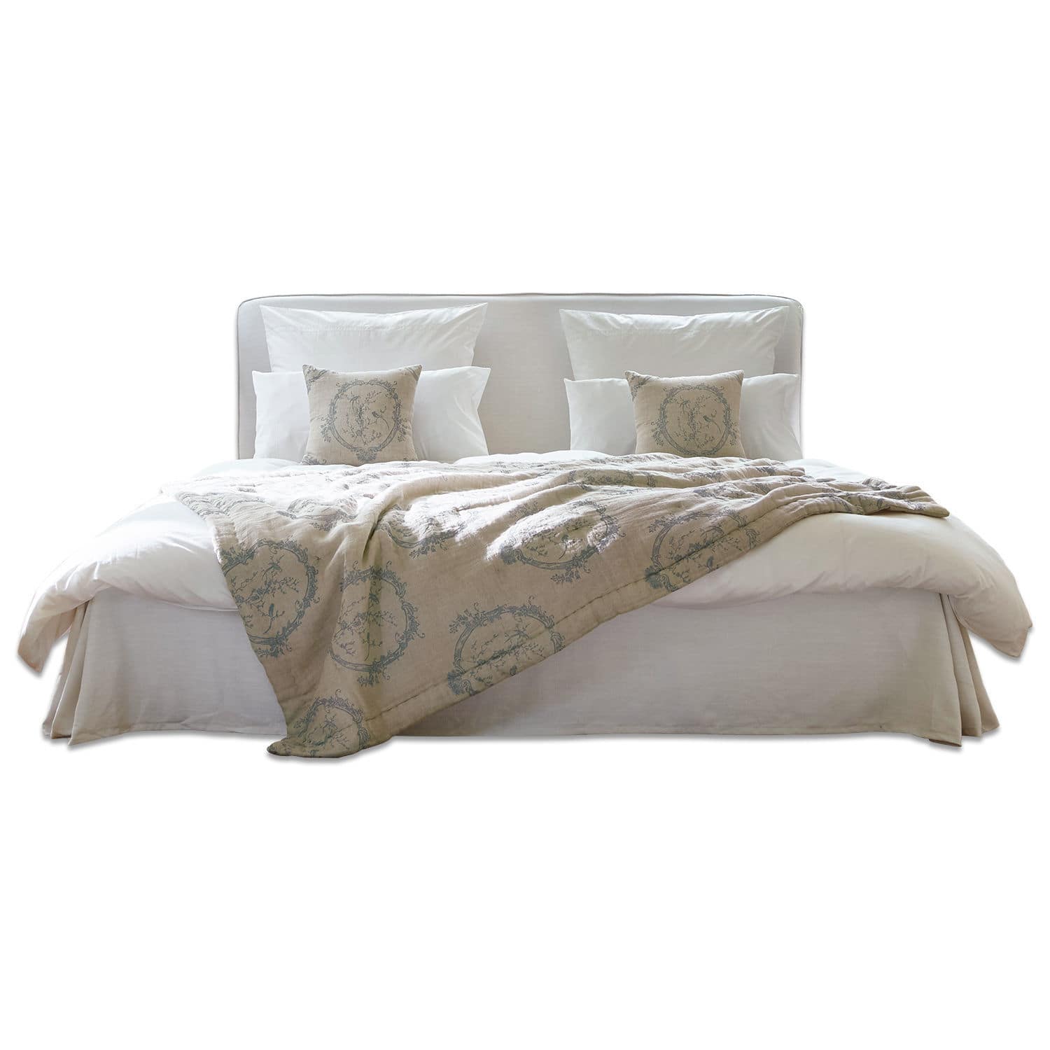 Letto Aubrianne Letto con testiera imbottita grigio chiaro e coperta beige decorata, biancheria da letto bianca