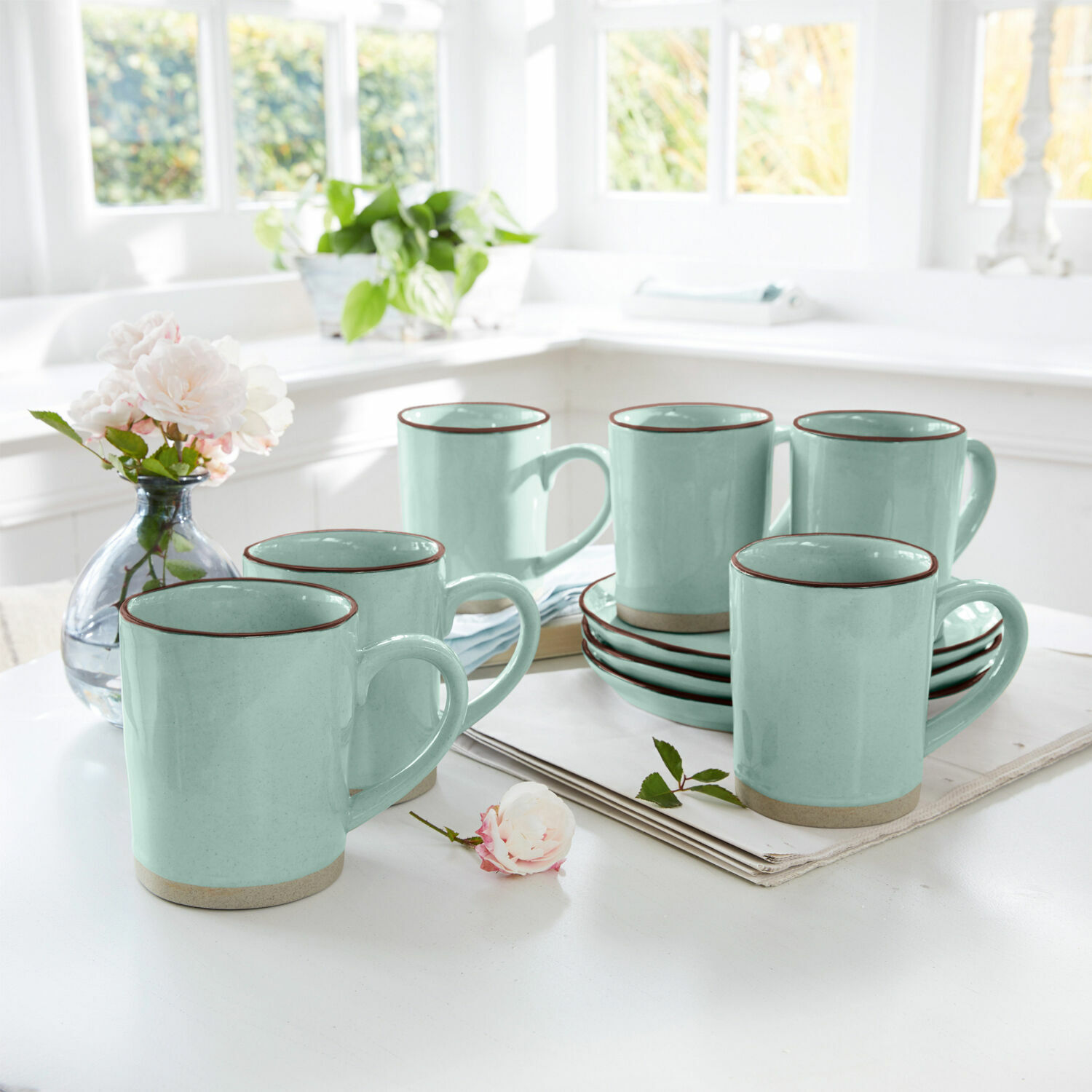 Set di 6 tazze Biarré Set di sei tazze in ceramica verde menta con bordo marrone su tavolo chiaro