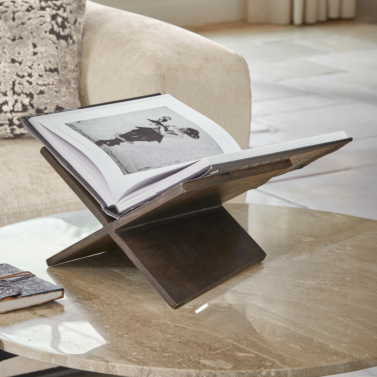 Supporto per libri Rialenca Supporto per libri in legno scuro su tavolo in marmo in soggiorno, accessorio decorativo