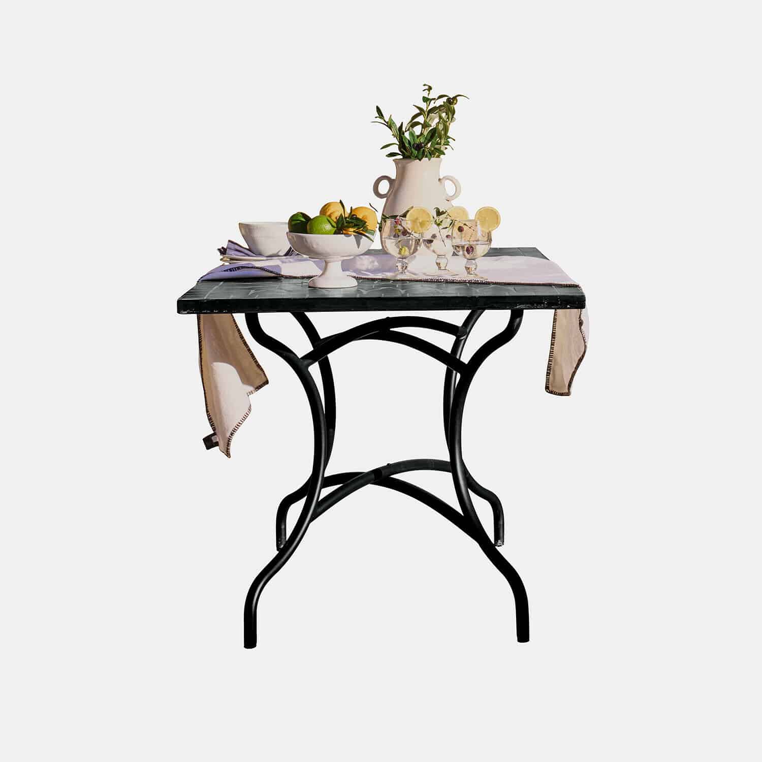 Tavolo Maurelle Tavolo con base in metallo nero e piano in marmo decorato con frutta e brocca