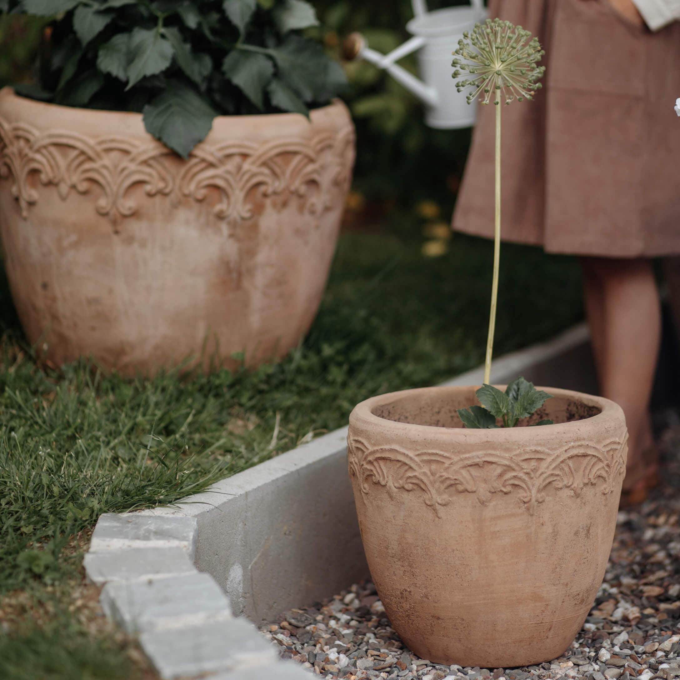 Vaso in terracotta con motivo decorativo beige naturale in giardino esterno