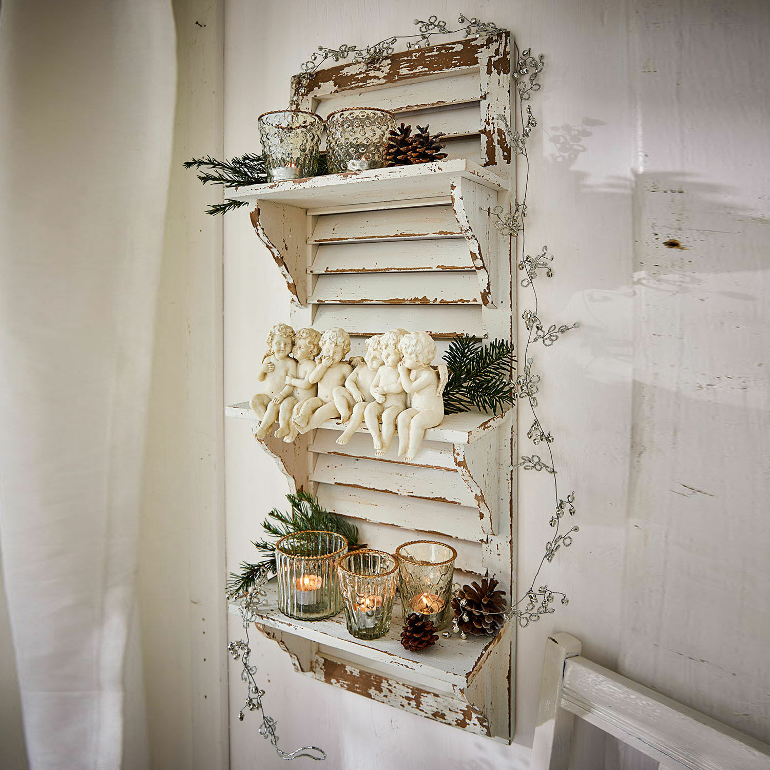 Scaffale Morclerey Mensola da parete rustica in legno bianco con figure di angeli e portacandele per decorazione festiva