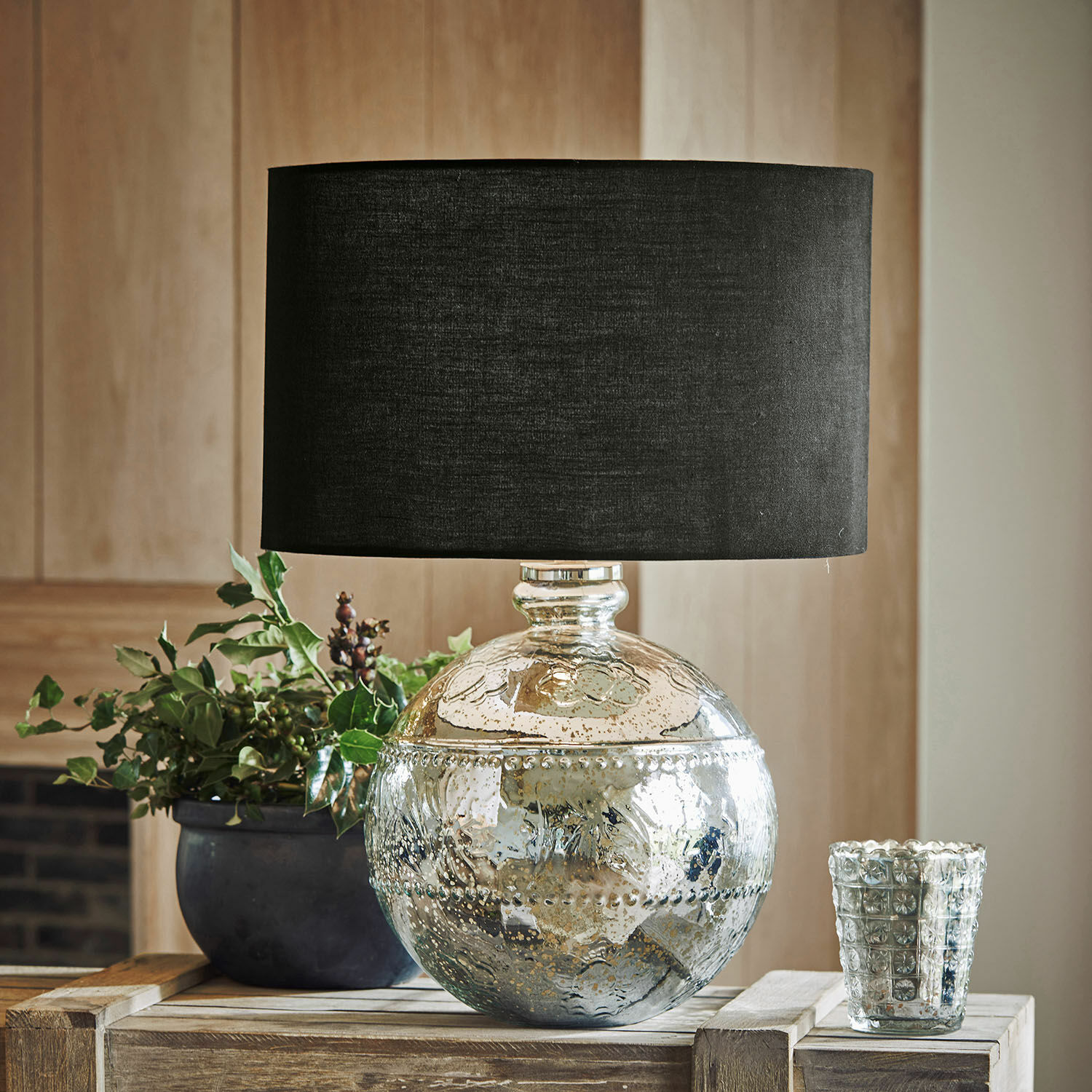 Lampada da tavolo Voyer Lampada da tavolo decorativa con base in vetro argentato e paralume nero su tavolo in legno