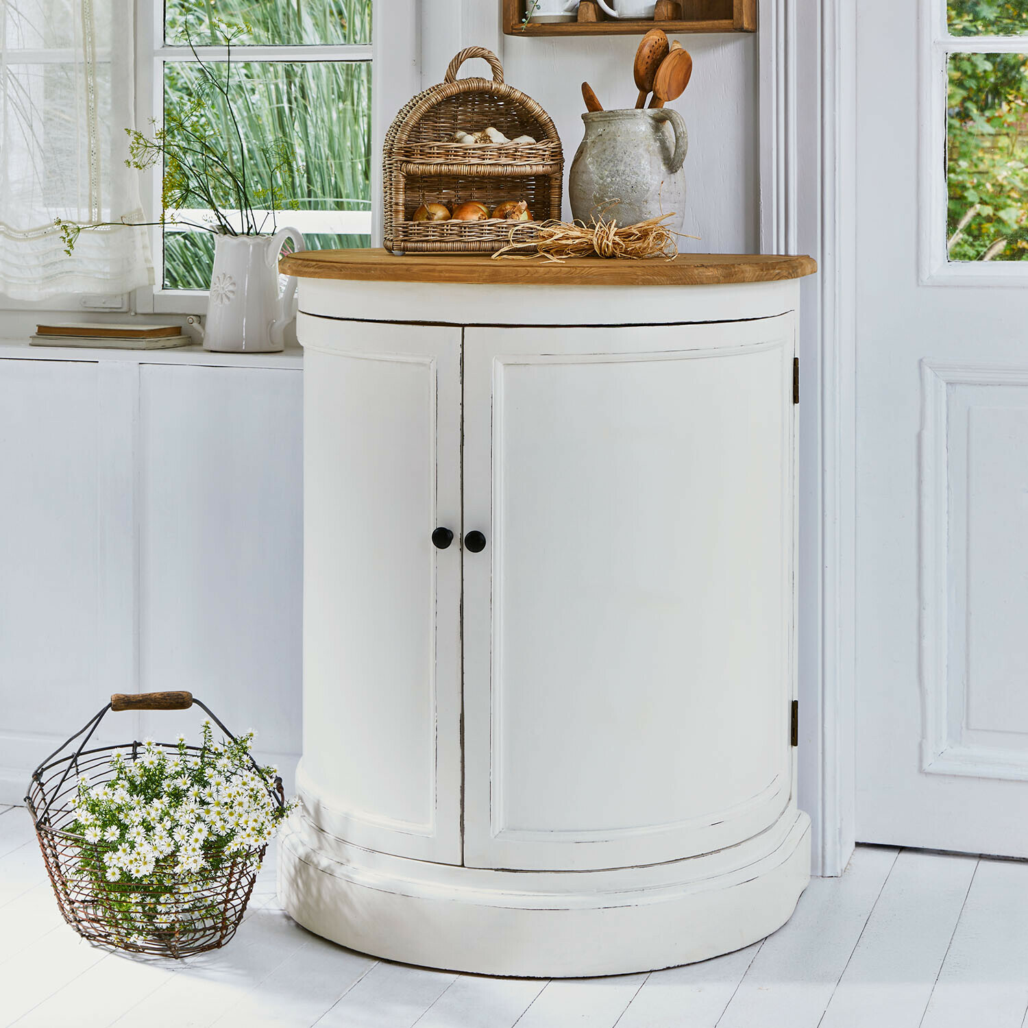 Credenza Louisiana Madia bianca in legno con fronte arrotondato e piano in legno naturale in stile rustico