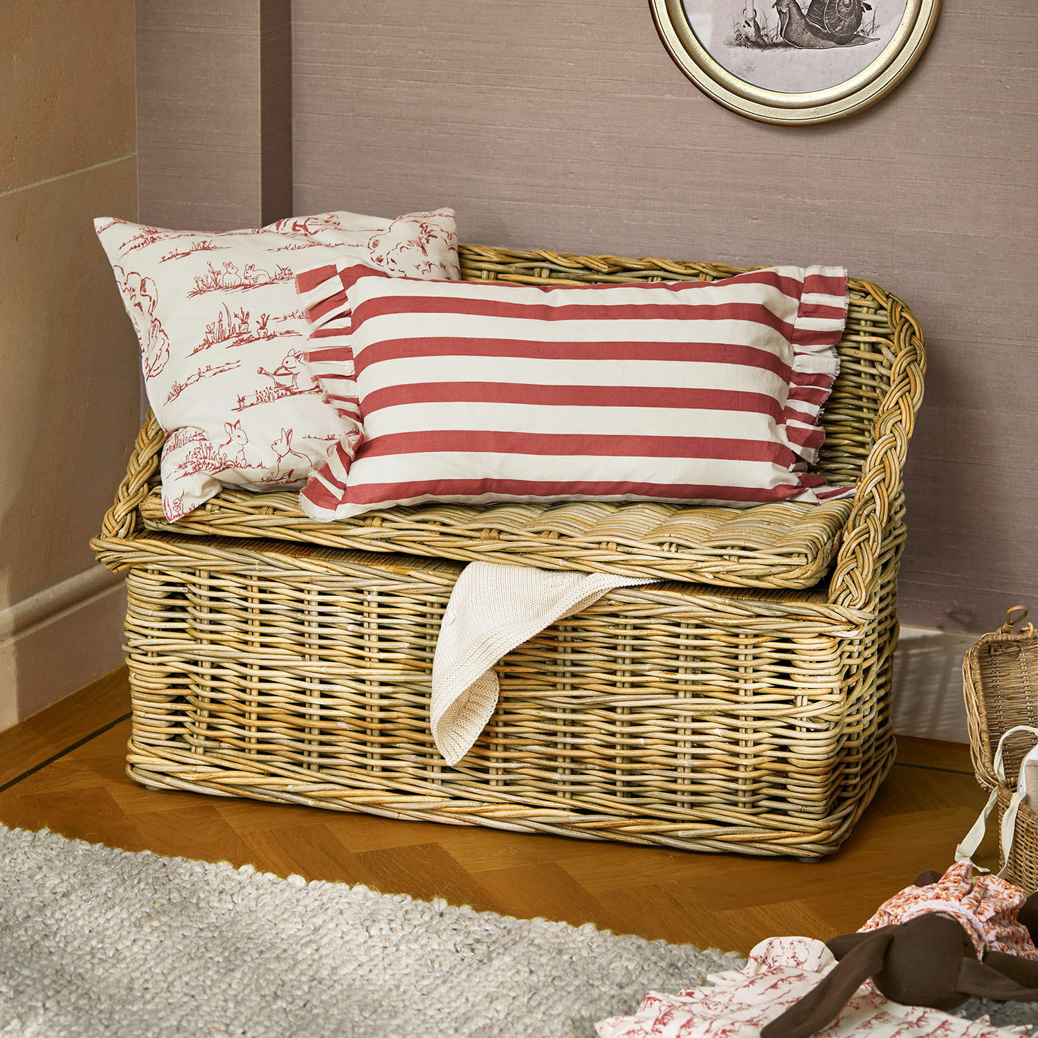 Cassapanca Fableton Contenitore in rattan naturale con cuscini a righe rosse e motivo conigli, decorazione per interni
