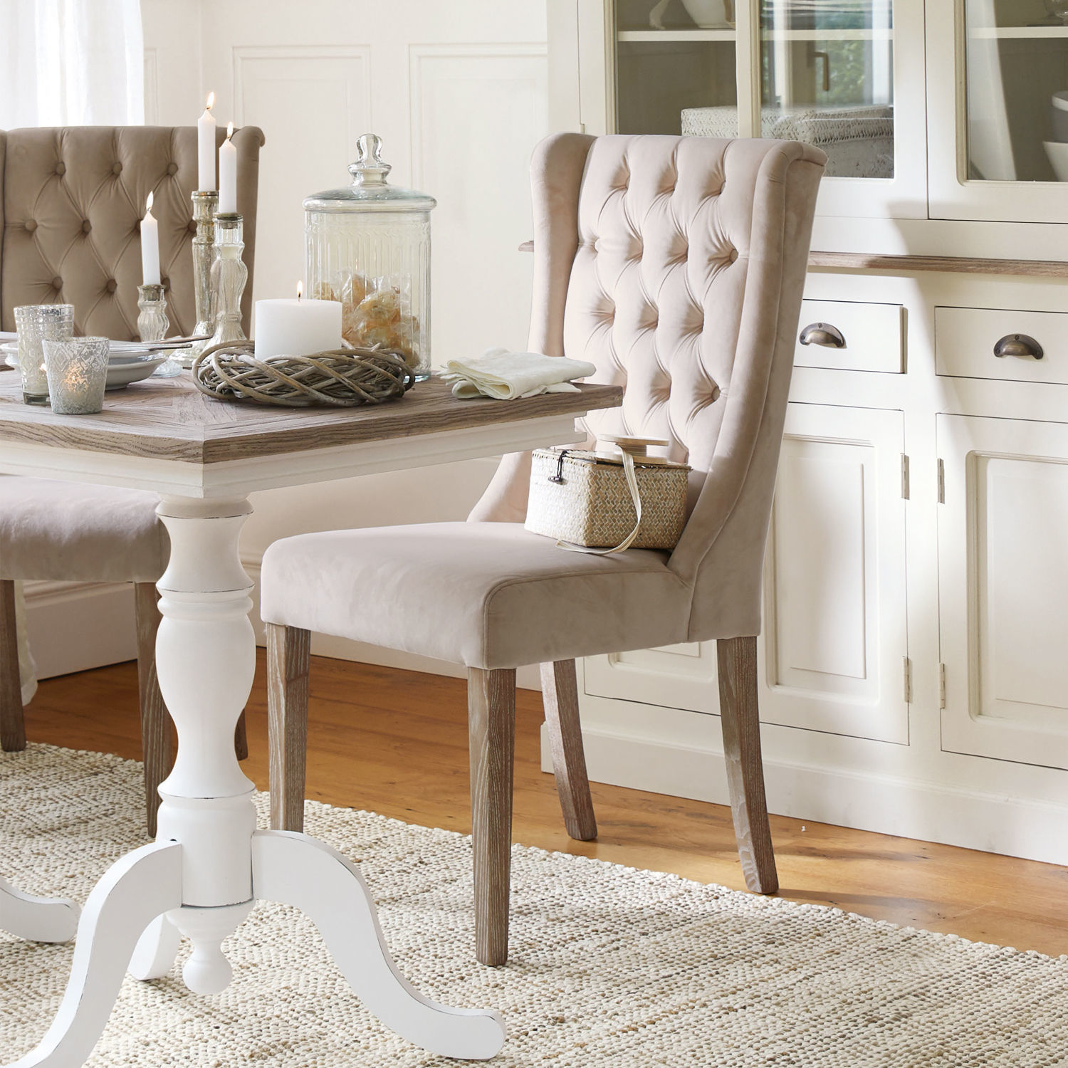 Sedia Sudbury Sedia beige imbottita con gambe in legno in sala da pranzo elegante con tappeto e tavolo bianco