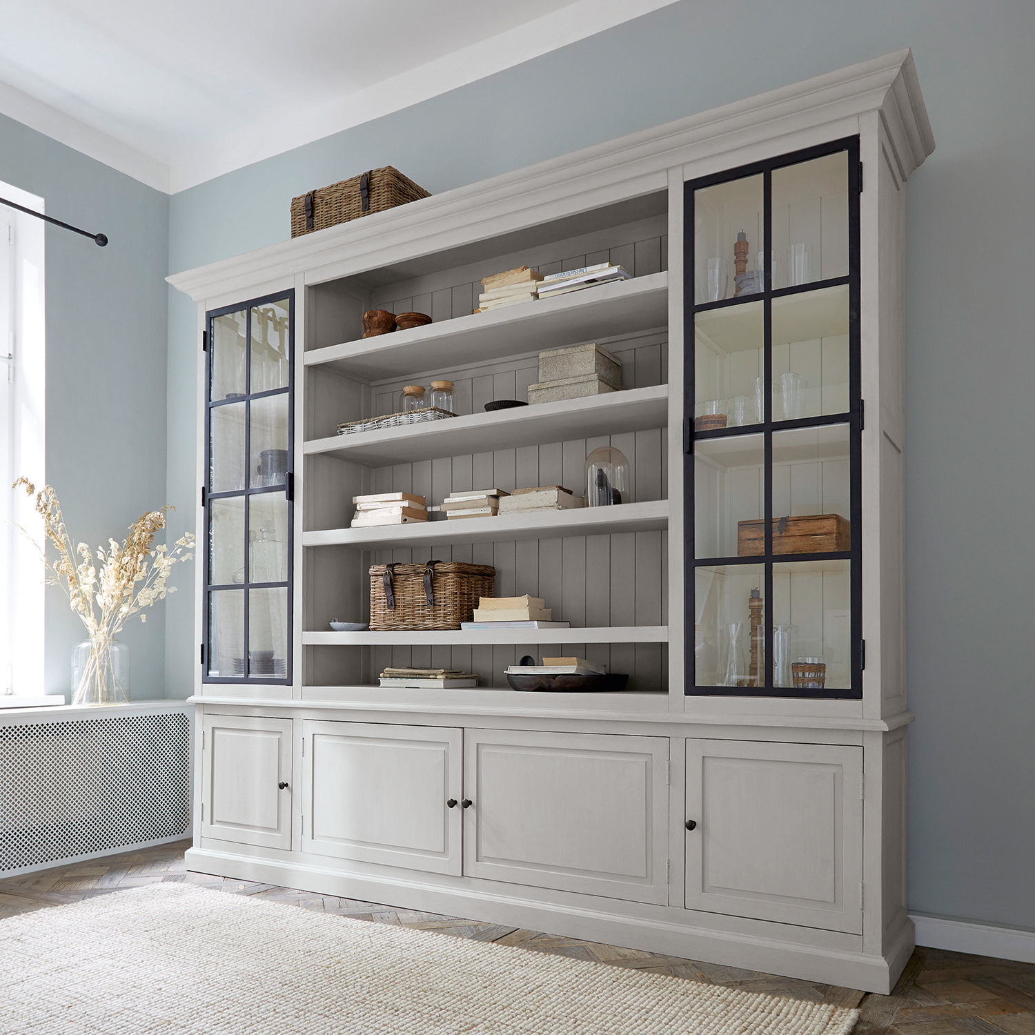 Libreria Pratola Grande vetrina in legno grigio con ante in vetro e ripiani per libri e decorazioni