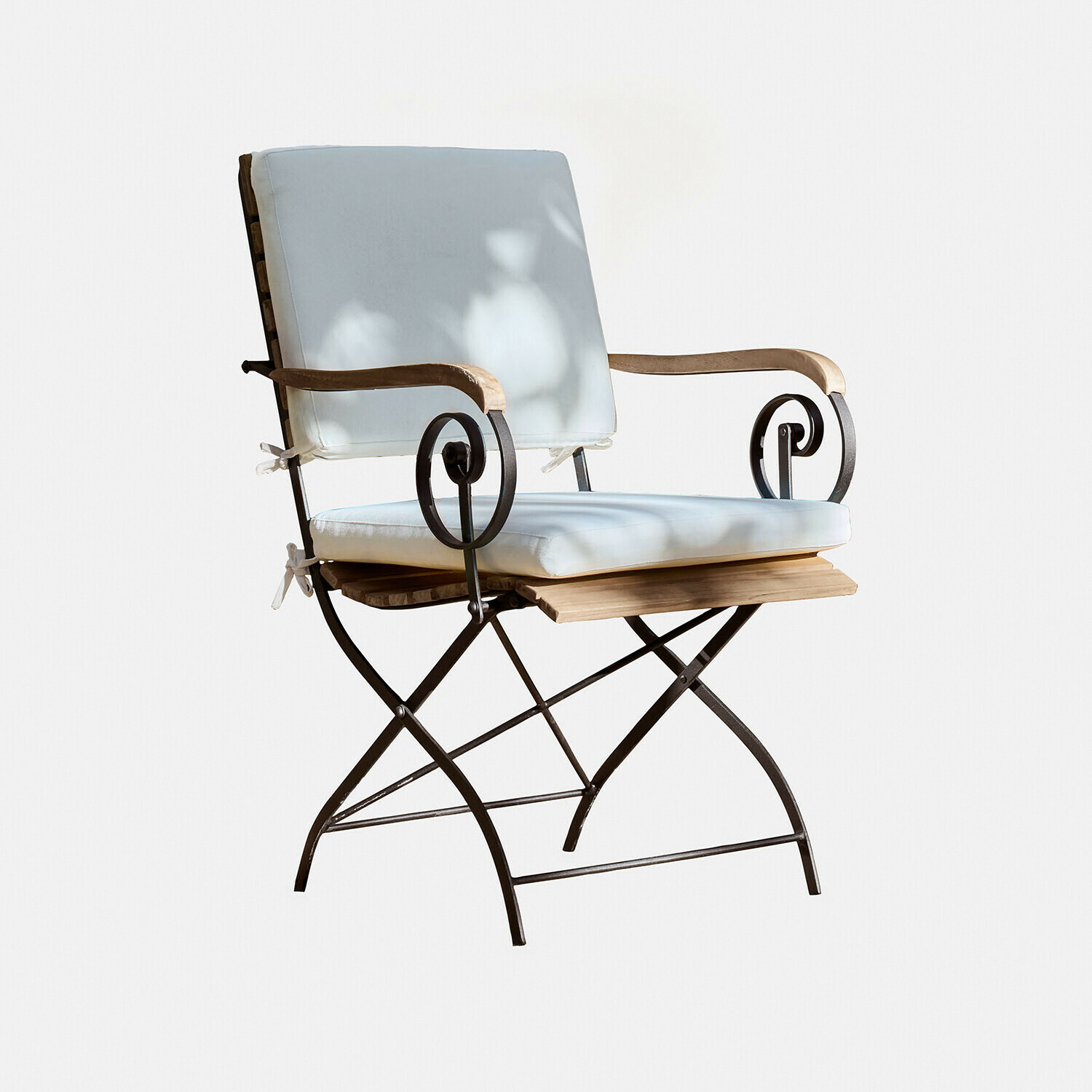 Sedia Iker in metallo nero e legno marrone con cuscini chiari per seduta e schienale