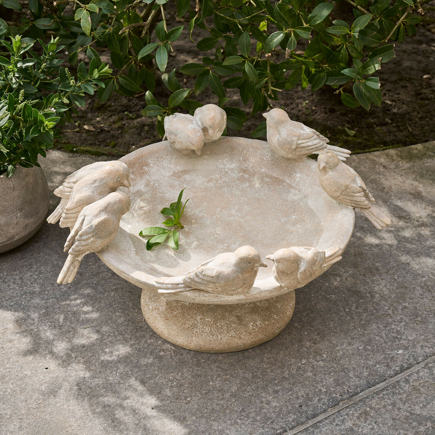 Abbeveratoio per uccellini Haldoríe Abbeveratoio per uccelli in pietra beige con otto uccellini scolpiti per giardino