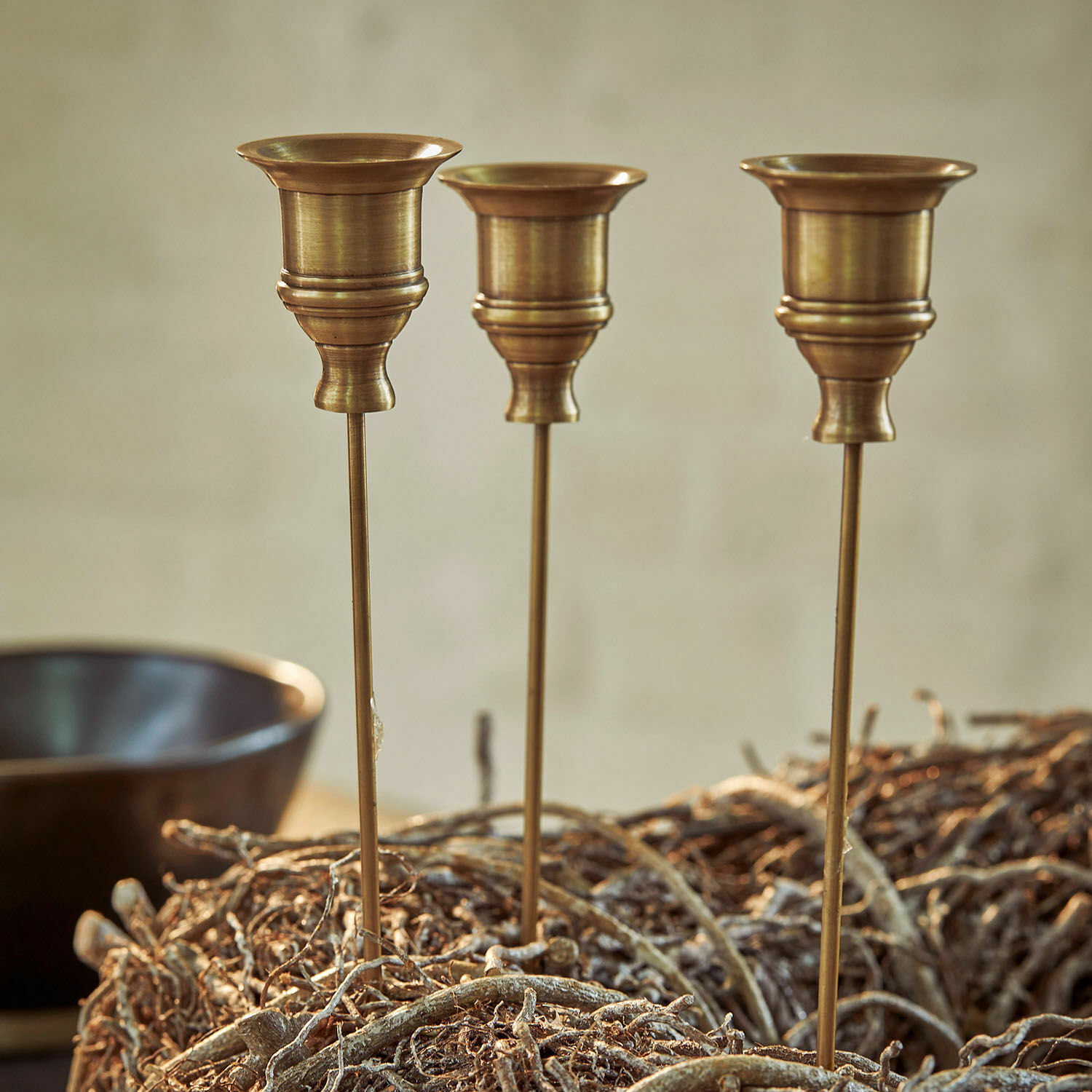 Set di 3 portacandele con asticella Lalley Tre portacandele in ottone su gambe lunghe in decorazione naturale di rami, complemento d'arredo