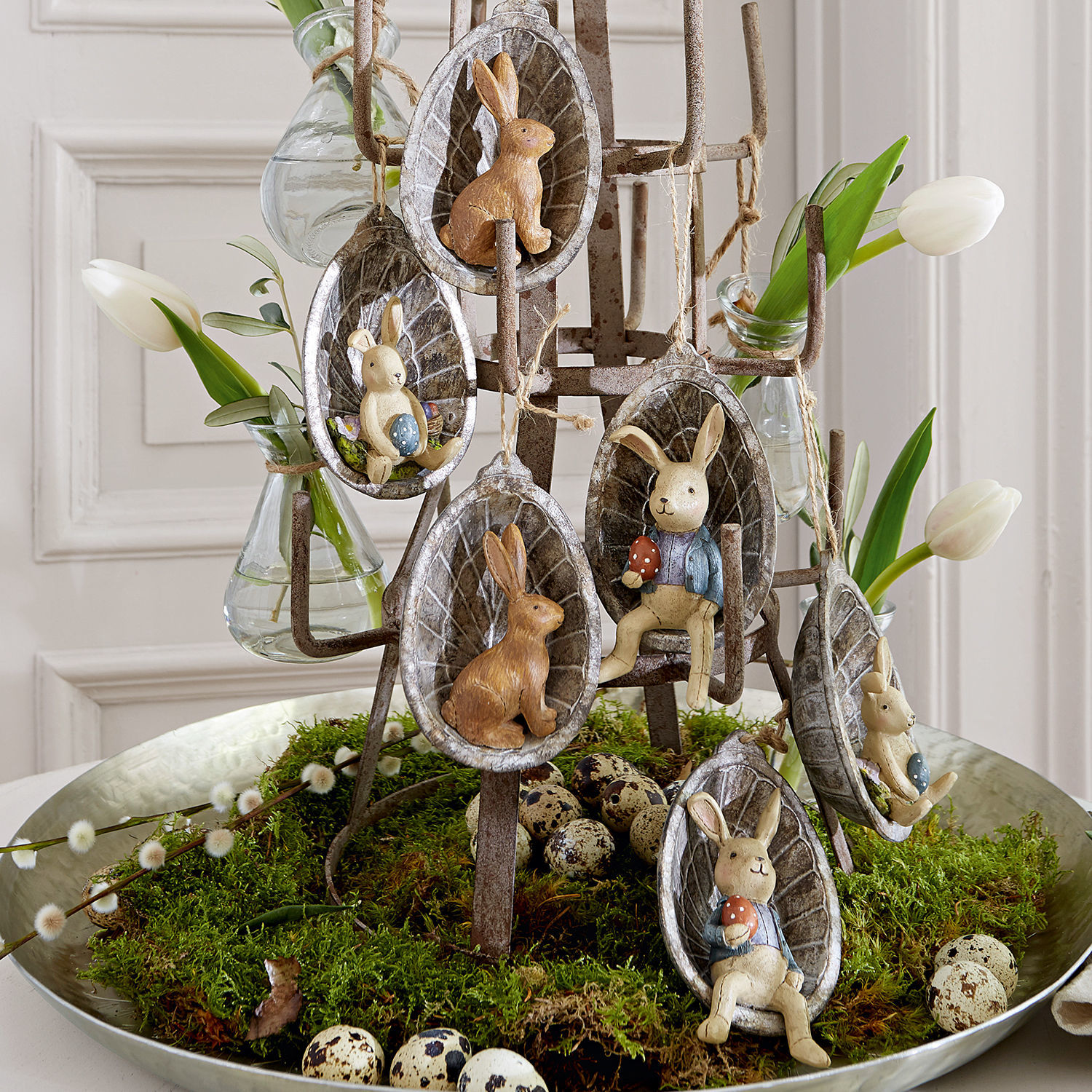 Set di 6 uova di Pasqua Vinos Decorazione pasquale con conigli in ceramica in foglie grigie su base metallica con muschio e uova