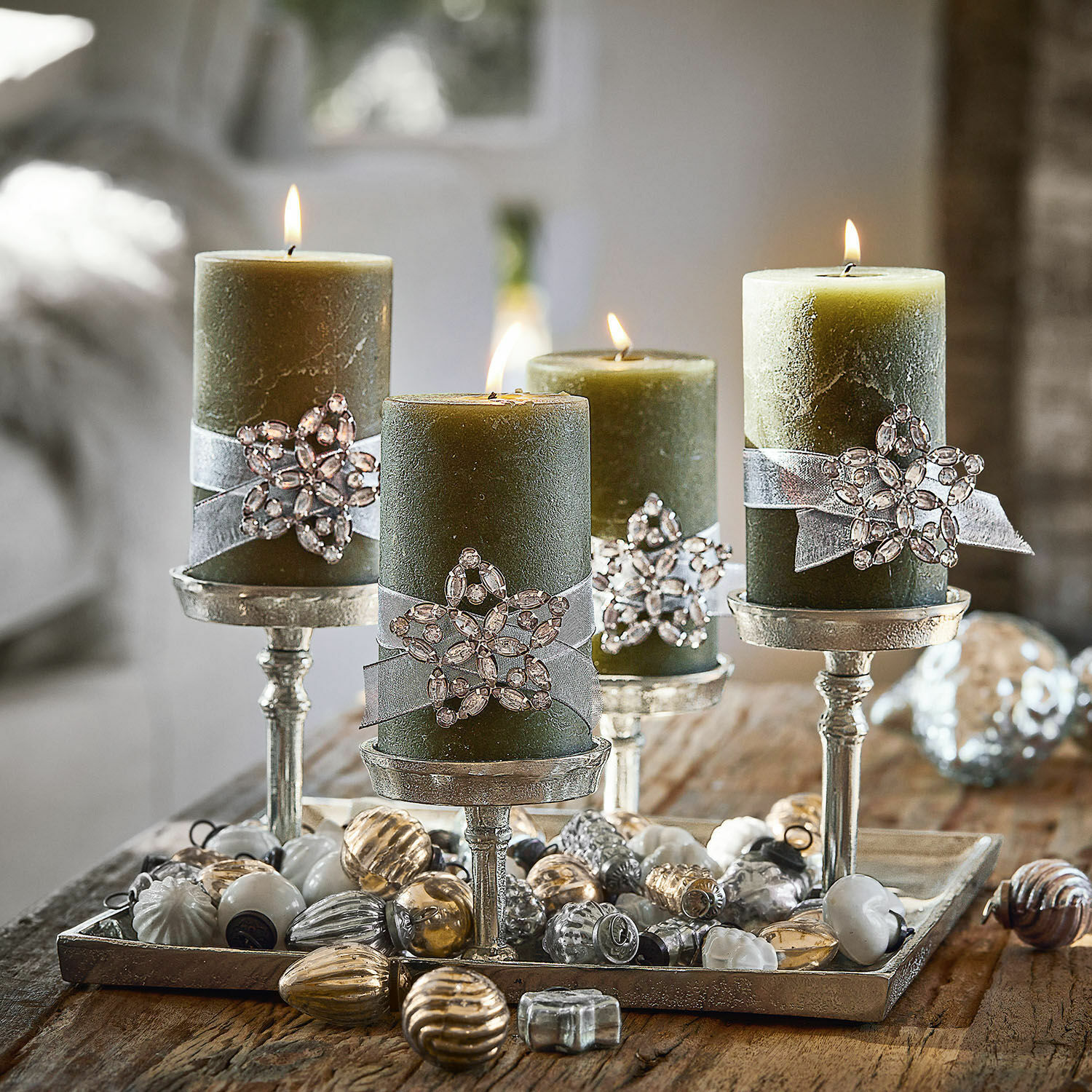 Vassoio portacandele Carsic Candele decorative verdi con ornamenti in cristallo su portacandele argentati con decorazioni natalizie