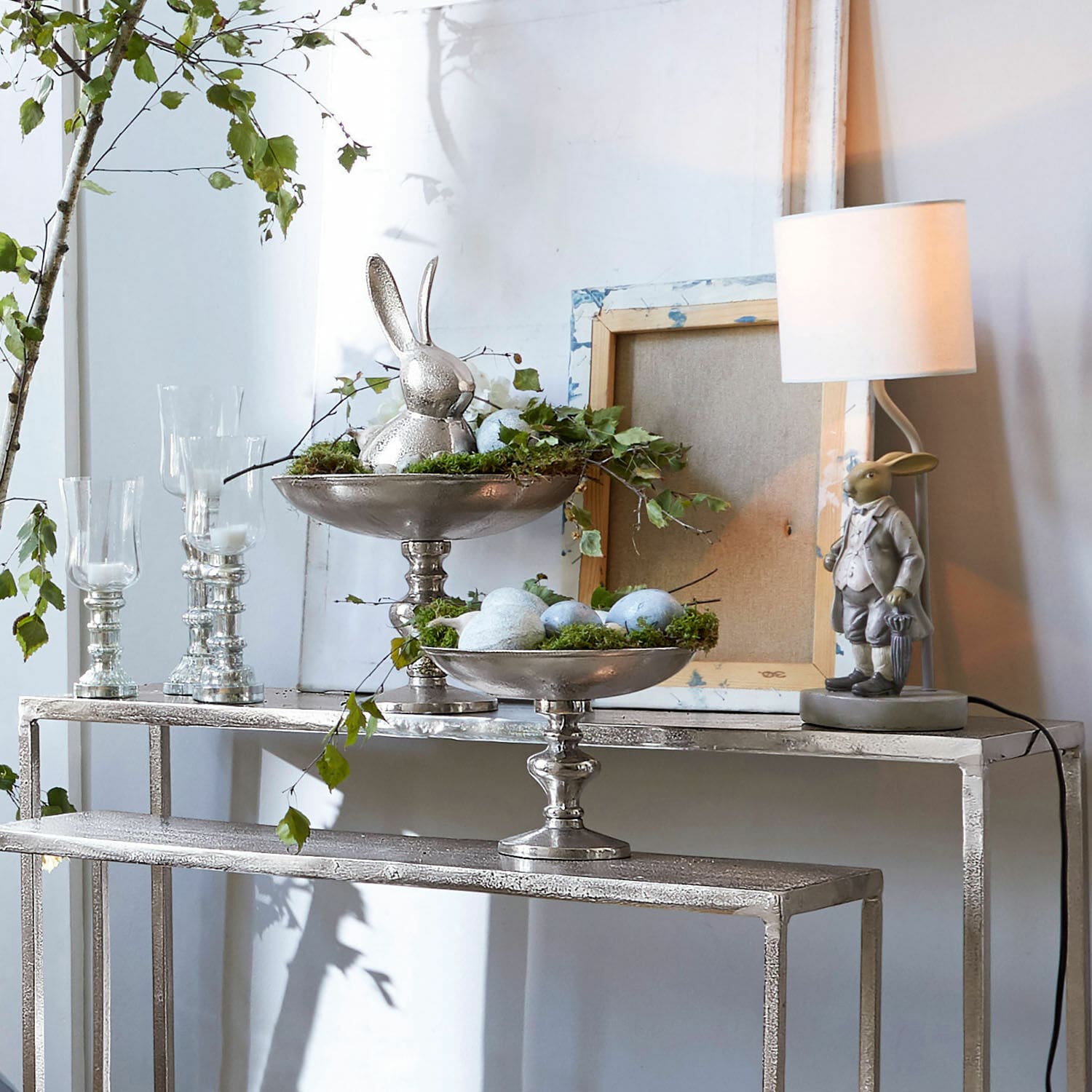 Coppia di ciotole Helfa Coppe decorative argentate su piedistallo con muschio verde e uova azzurre su tavolo metallico