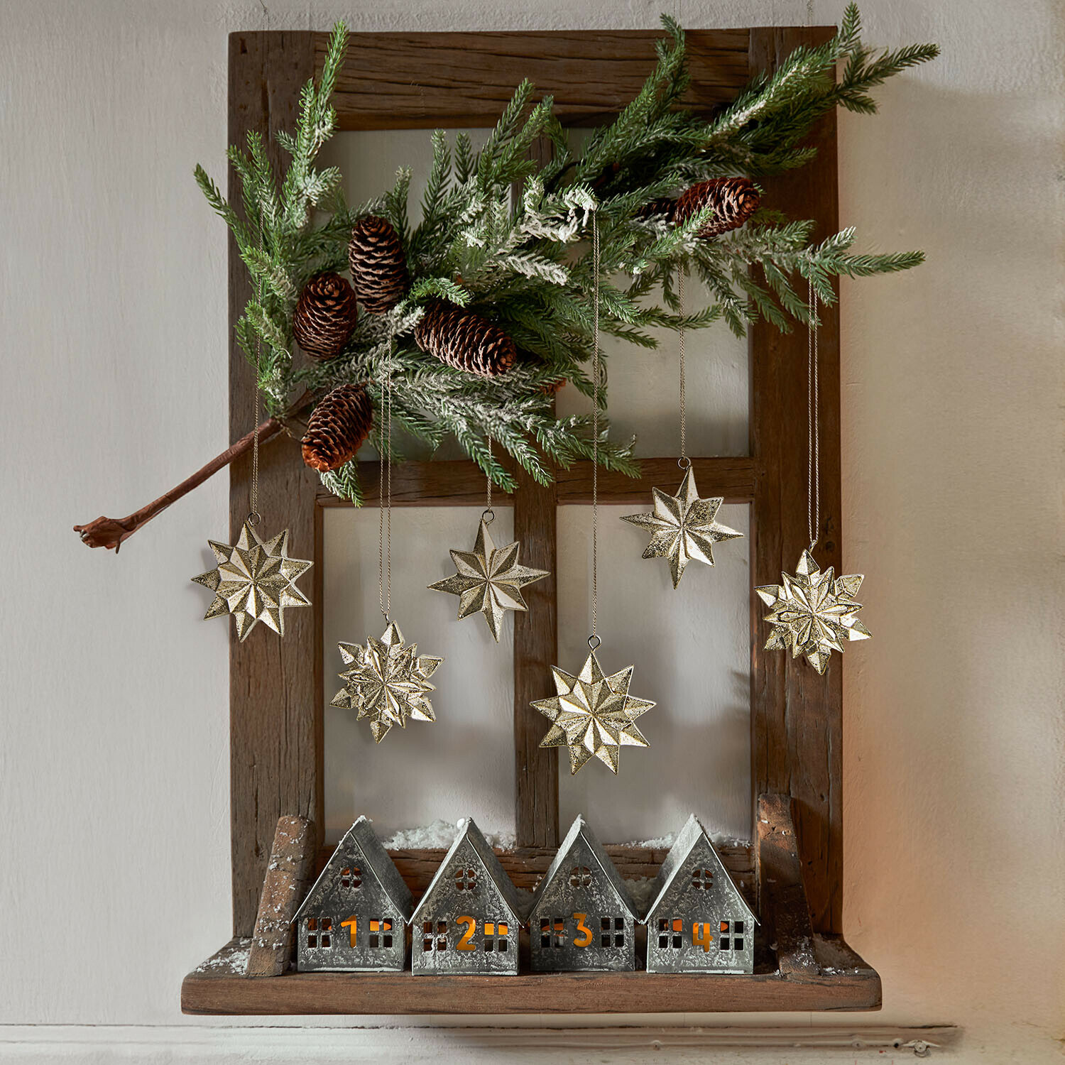 Set di 6 decorazioni da appendere Zamoura Decorazione natalizia con casette in metallo numerate e stelle dorate appese su cornice in legno con ramo di pino