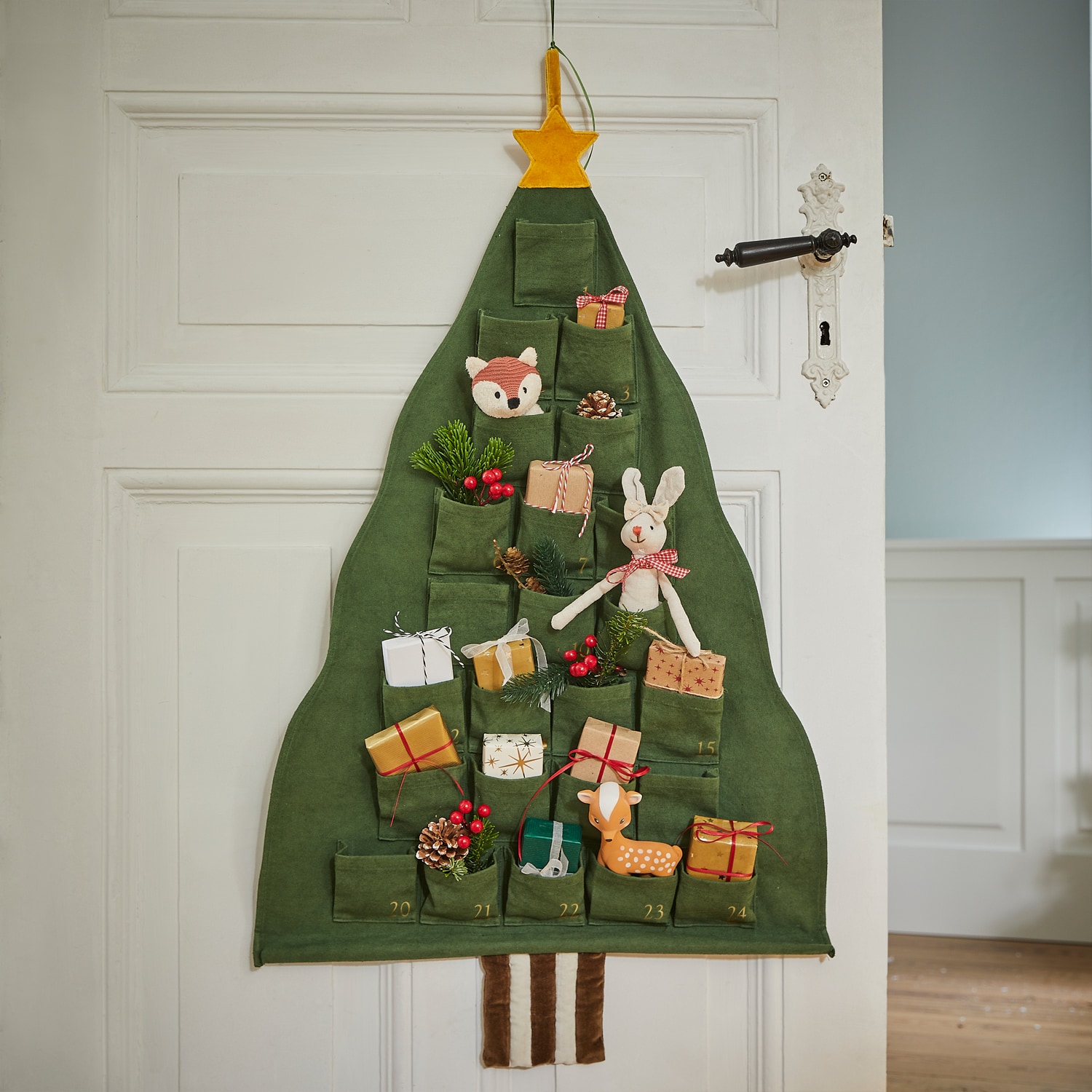 Calendario dell'Avvento in tessuto verde a forma di albero con tasche e decorazioni natalizie