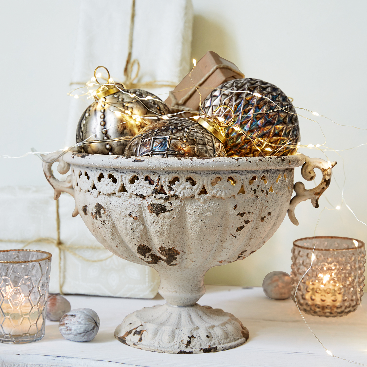 Coppa decorativa in metallo invecchiato con palline di Natale e luci LED per decorazioni festive