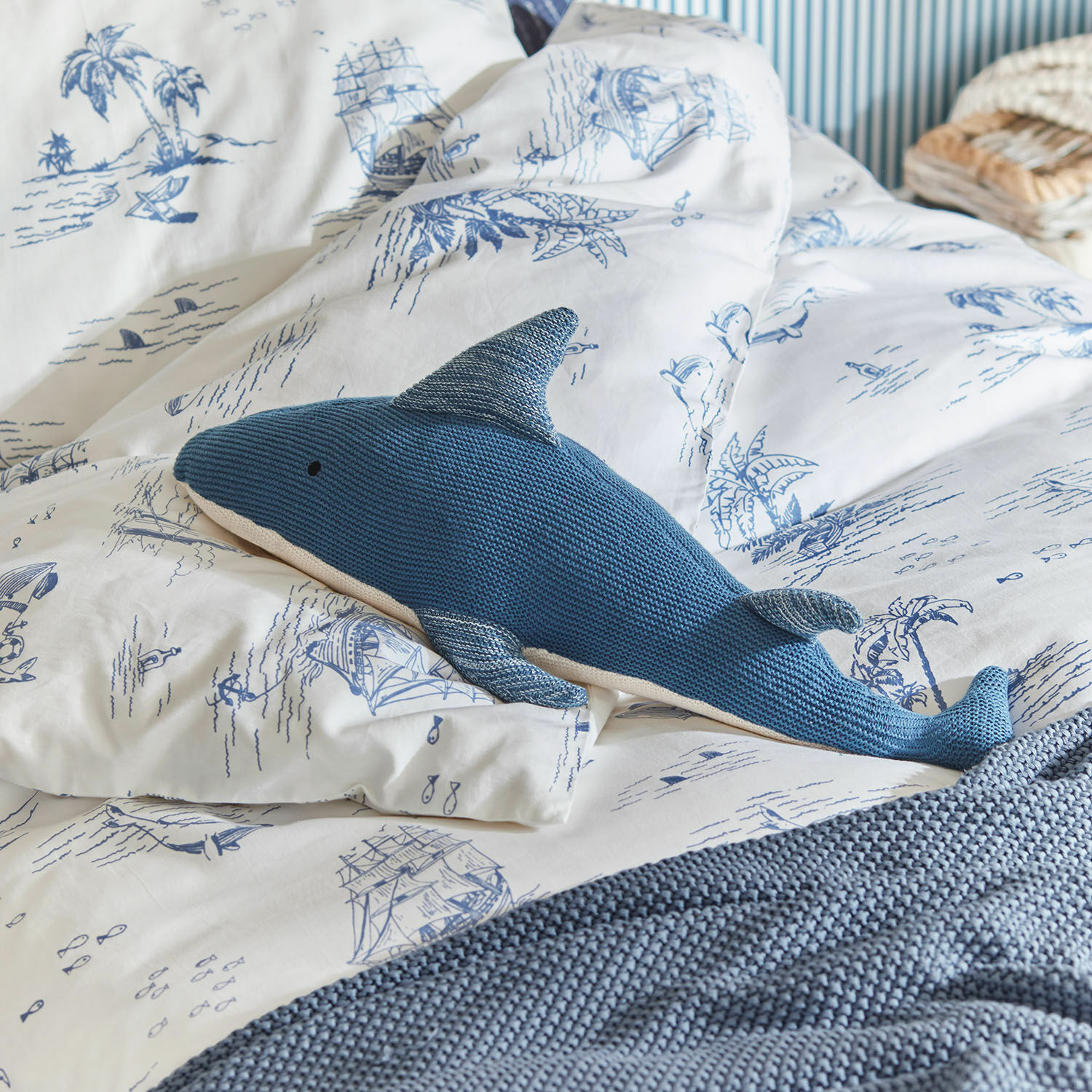 Animale di stoffa Cheruboo Cuscino azzurro lavorato a maglia a forma di squalo su biancheria da letto bianca con motivi marini