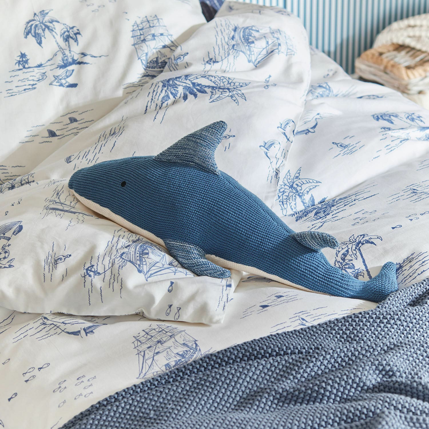 Animale di stoffa Cheruboo Cuscino azzurro lavorato a maglia a forma di squalo su biancheria da letto bianca con motivi marini