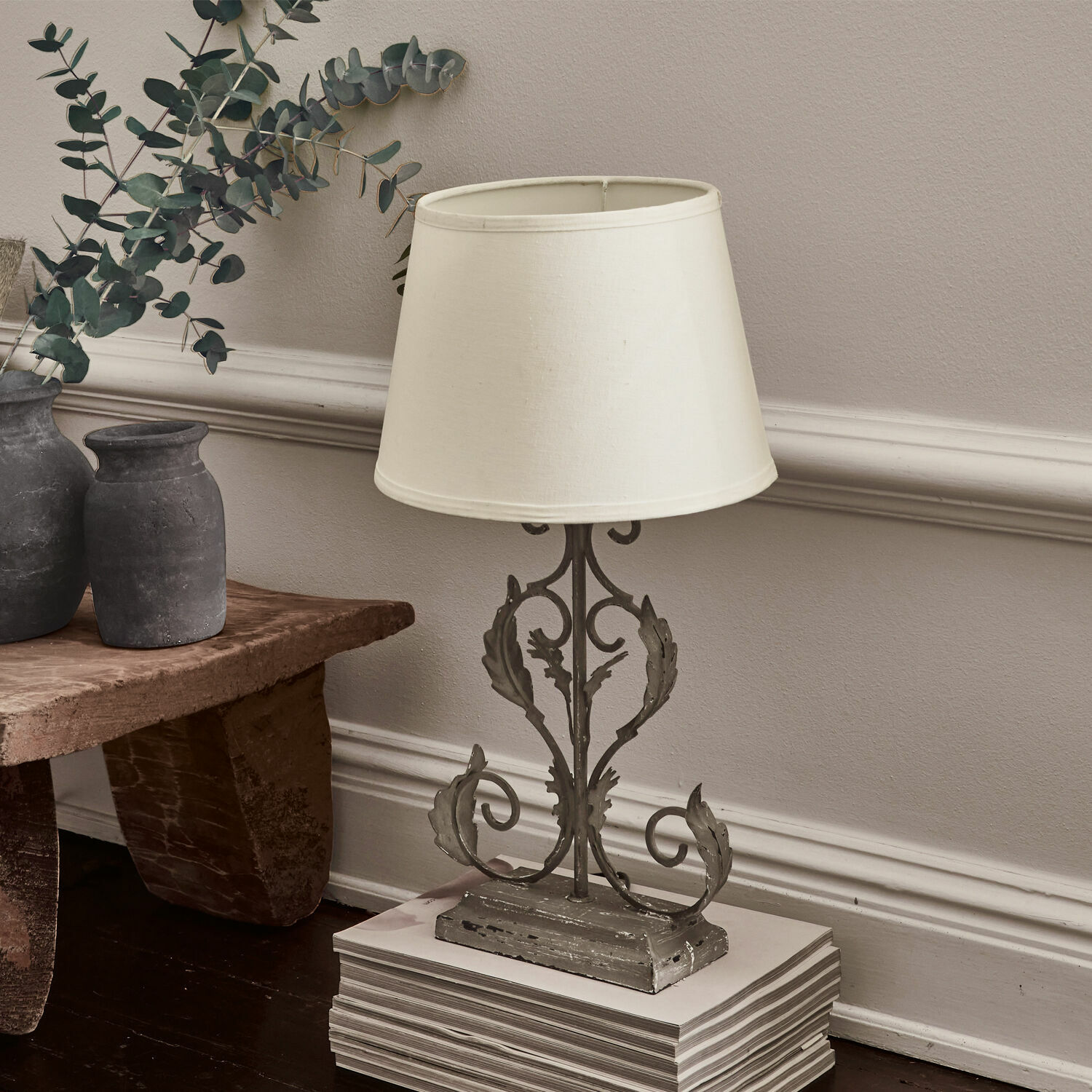 Lampada da tavolo Chanéac Lampada da tavolo con base in metallo grigio e paralume crema su pavimento in legno