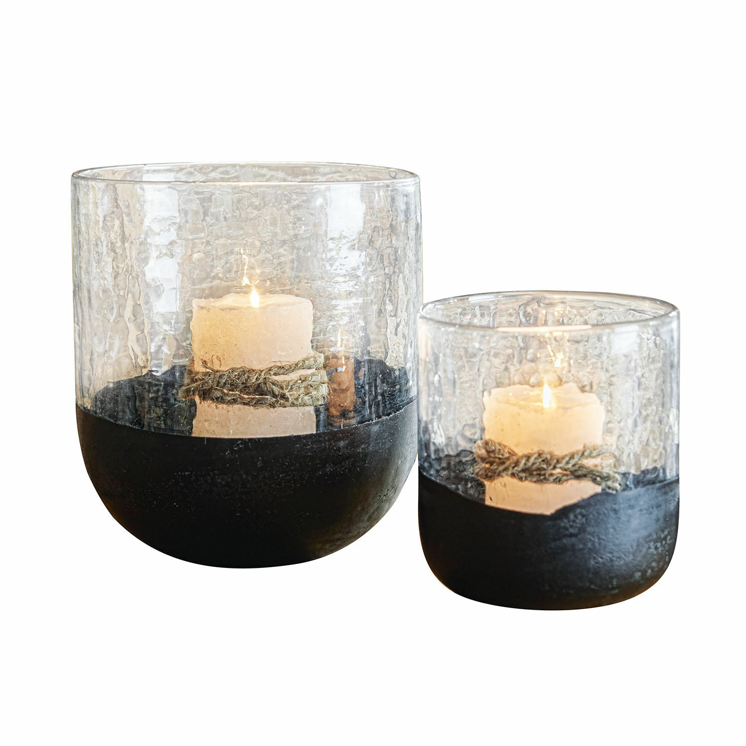 Coppia di portacandele Verity Set di due portacandele in vetro e metallo nero con candele bianche e decorazione in corda