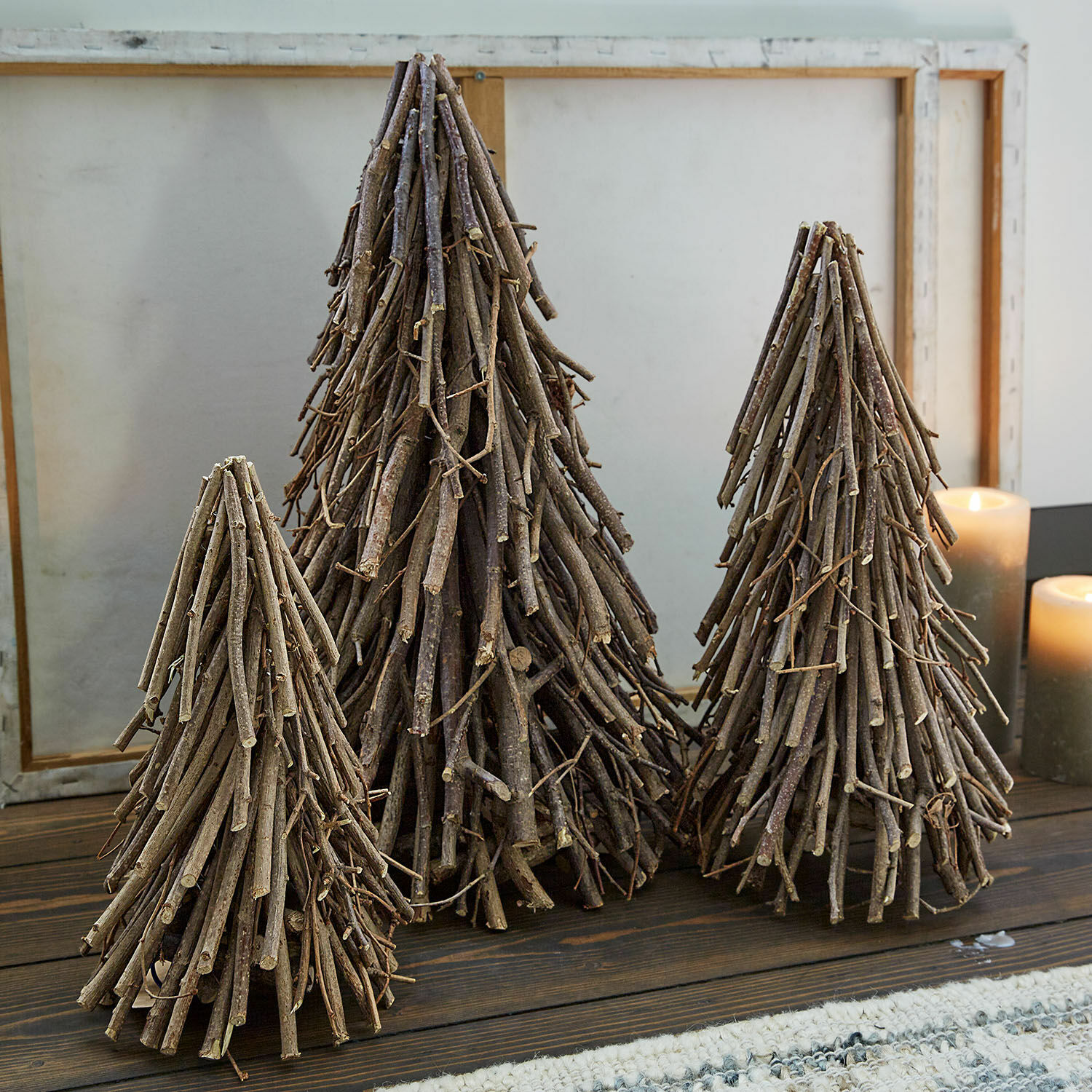Set di 3 alberelli decorativi Orilev Alberi decorativi realizzati con rami di legno naturale di varie dimensioni su tavolo in legno