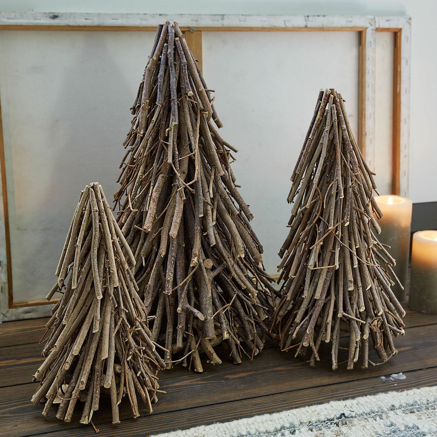 Set di 3 alberelli decorativi Orilev Alberi decorativi realizzati con rami di legno naturale di varie dimensioni su tavolo in legno