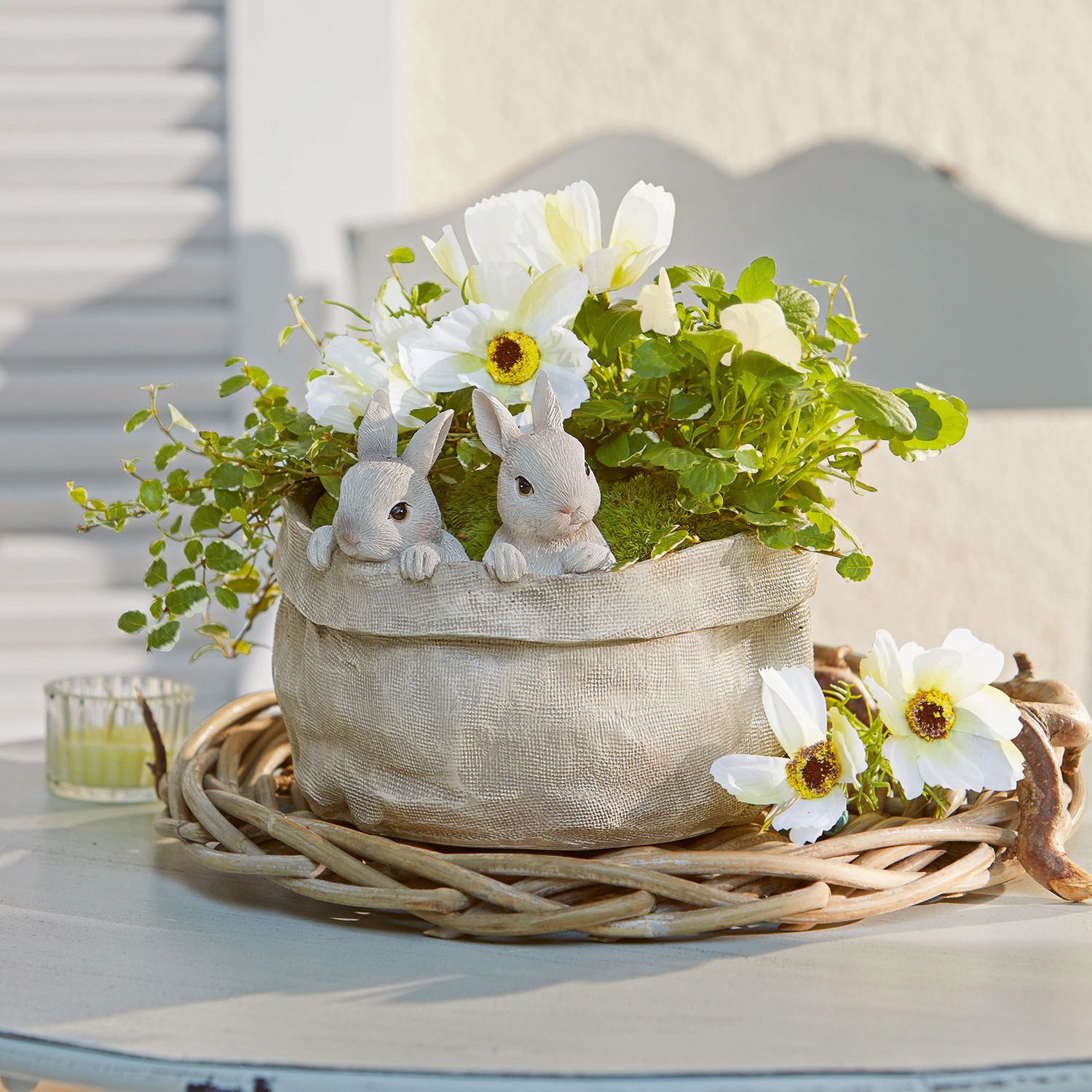Portavasi Mouriel Vaso decorativo in tessuto beige con fiori bianchi e figure di conigli su base in vimini