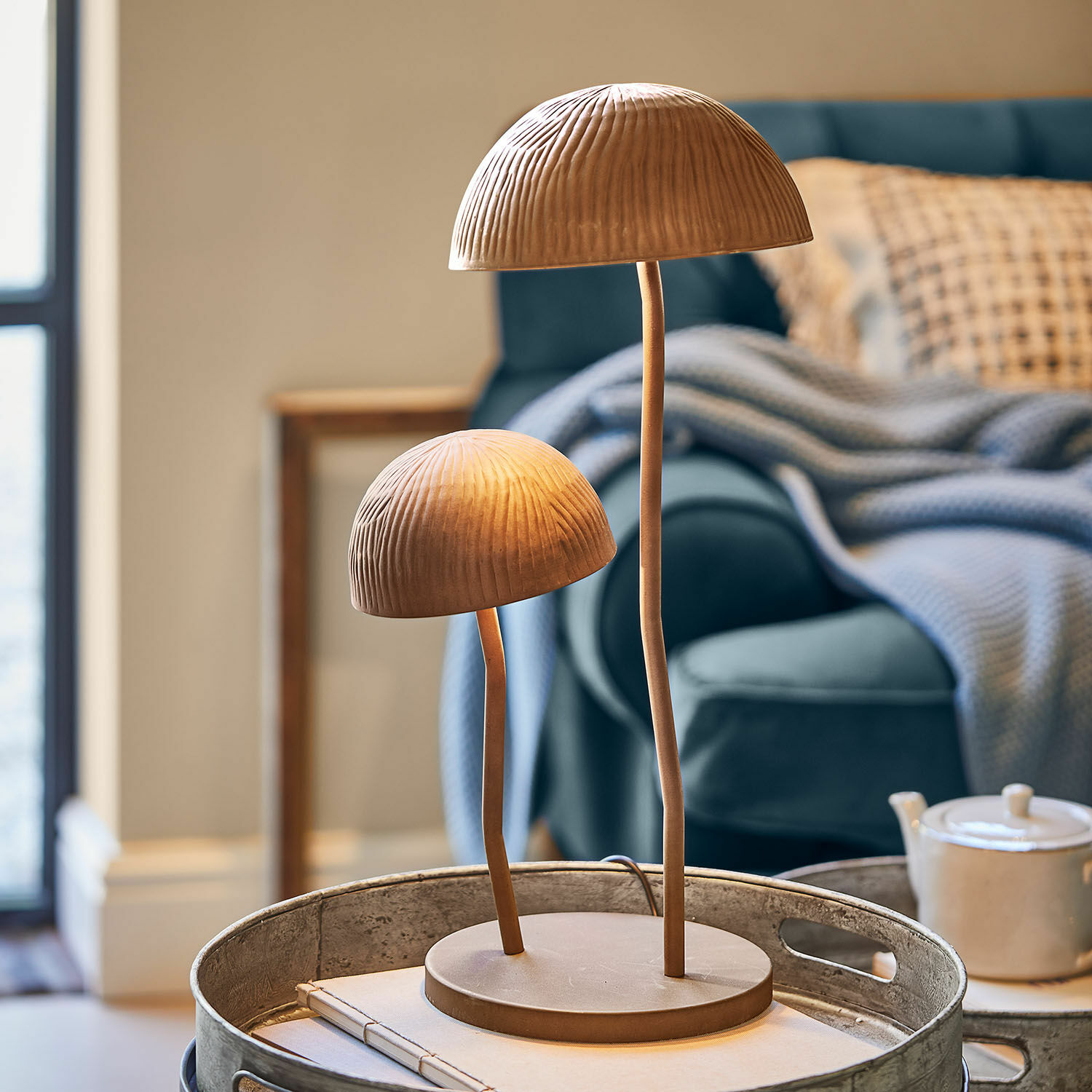 Lampada da tavolo Harvelle Lampada da tavolo in metallo color rame con due paralumi a forma di fungo, decorazione d'interni